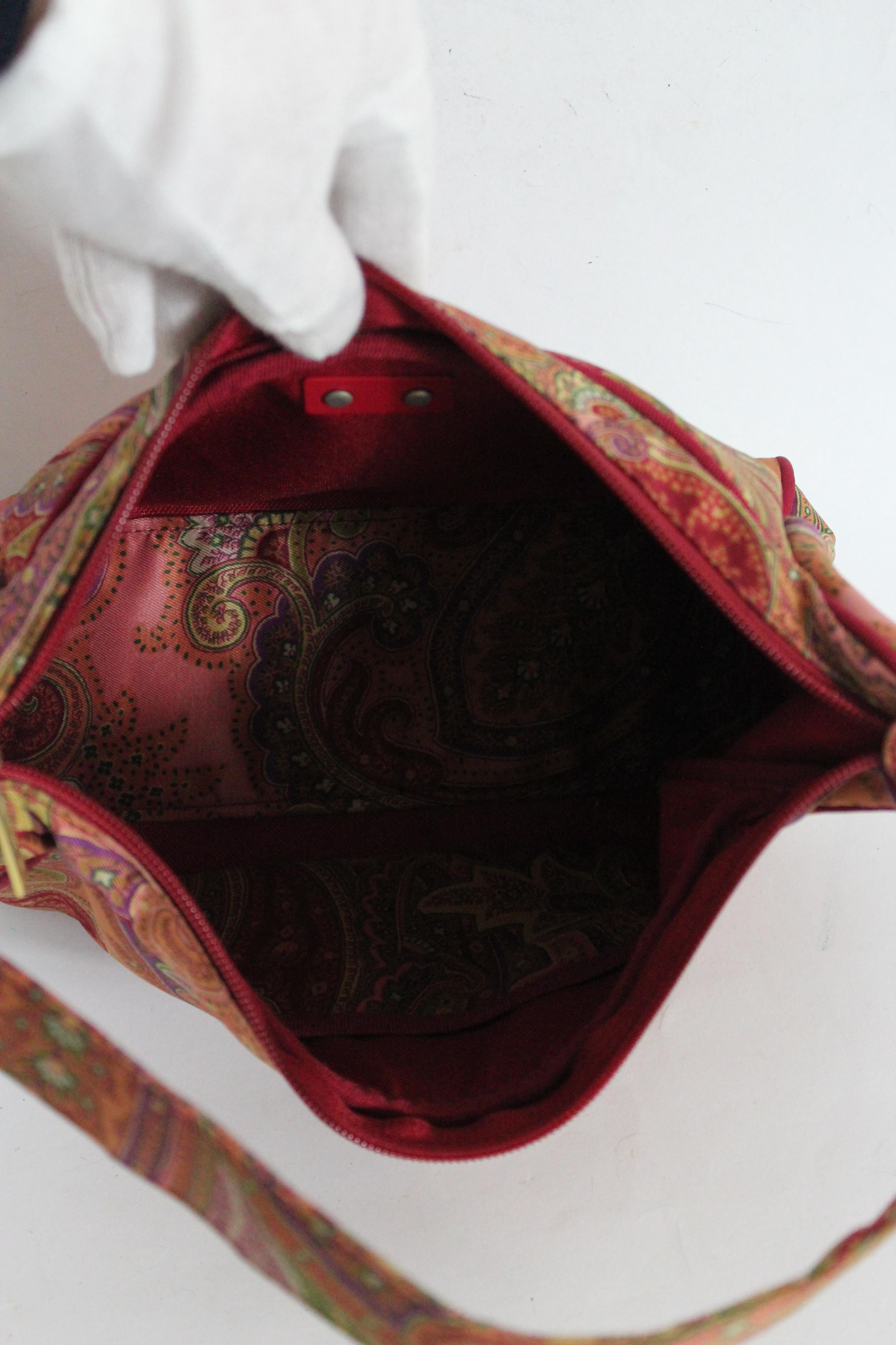 Etro 2000s bag. Shoulder bag, typical Etro paisley pattern. Pink and fuchsia color, canvas fabric. Adjustable shoulder strap, external and internal compartments, zip closure. Made in Italy.

Condition: Excellent

Item used few times, it remains in