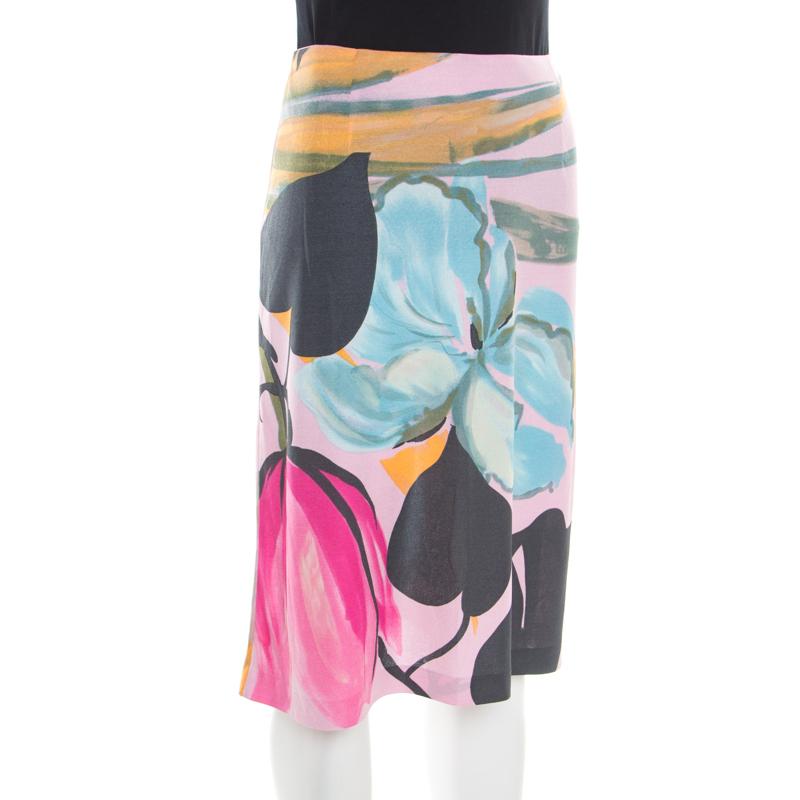 Skirts never go out of style and this Etro creation is just perfect for the fashionable you! The pink creation features a lovely floral print all over it and flaunts a flattering silhouette. It comes equipped with a zip closure and will look great