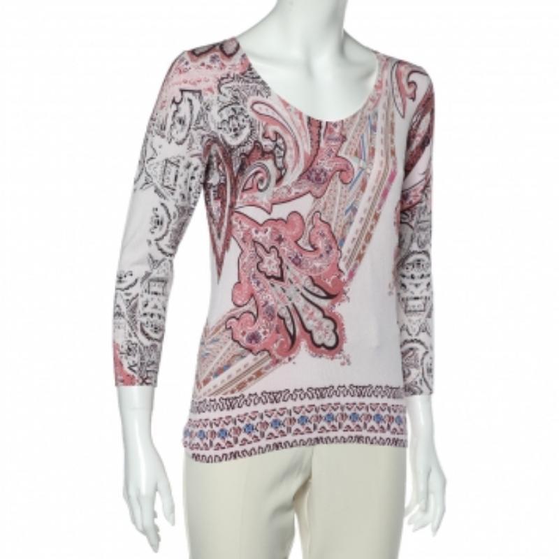 Elégant et posé, c'est ce qui définit ce pull de la maison Elegro ! Il a été conçu à partir d'une maille de soie rose imprimée Paisley et présente des manches longues. Complétez ce pull avec un pantalon noir pour un look élégant.