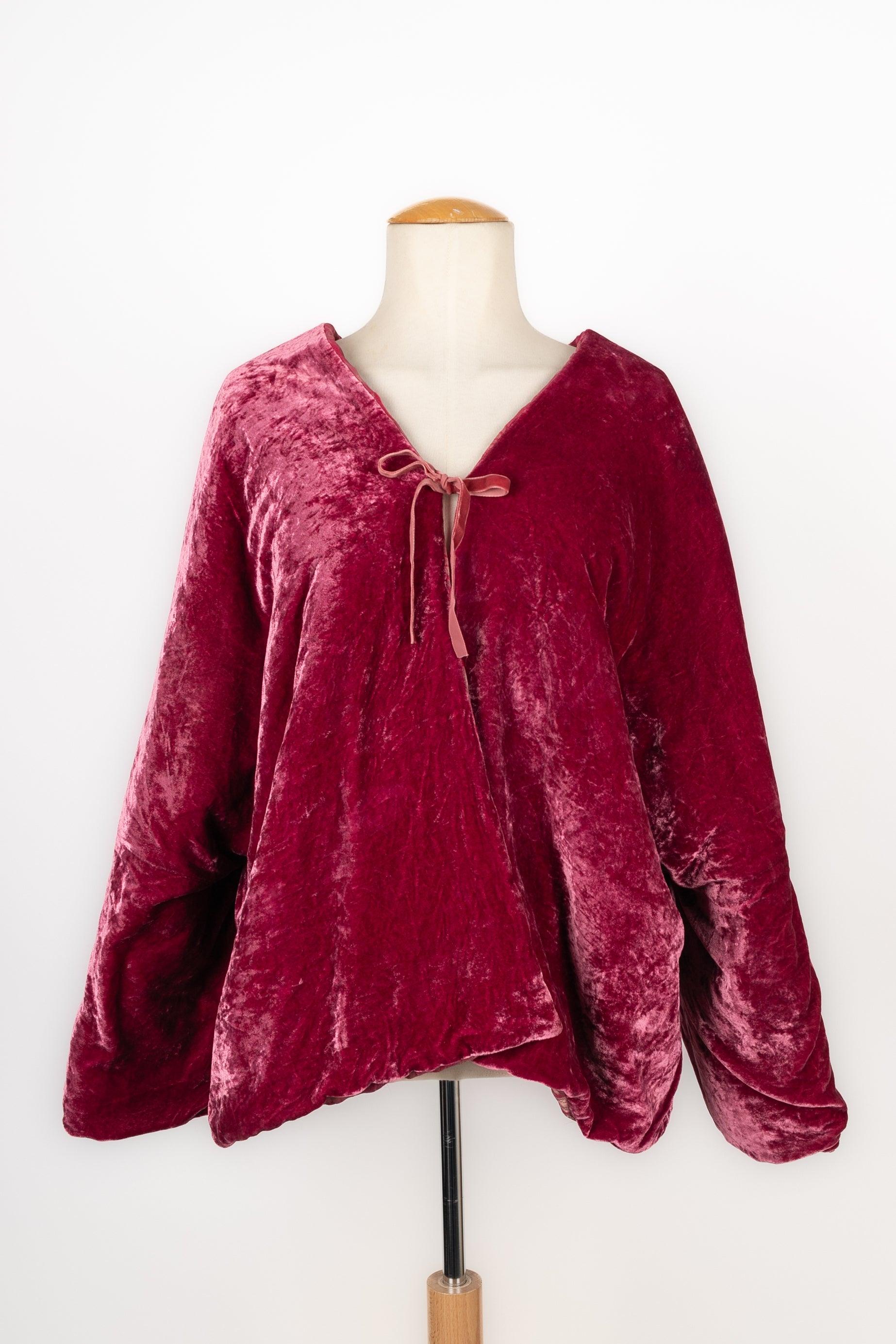 Etro - (Made in Italy) Pink silk velvet cape. No size indicated, it is equivalent to a single size.

Additional information:
Condition: Very good condition
Dimensions: Length: 90 cm - Height: 55 cm

Seller Reference: FV308