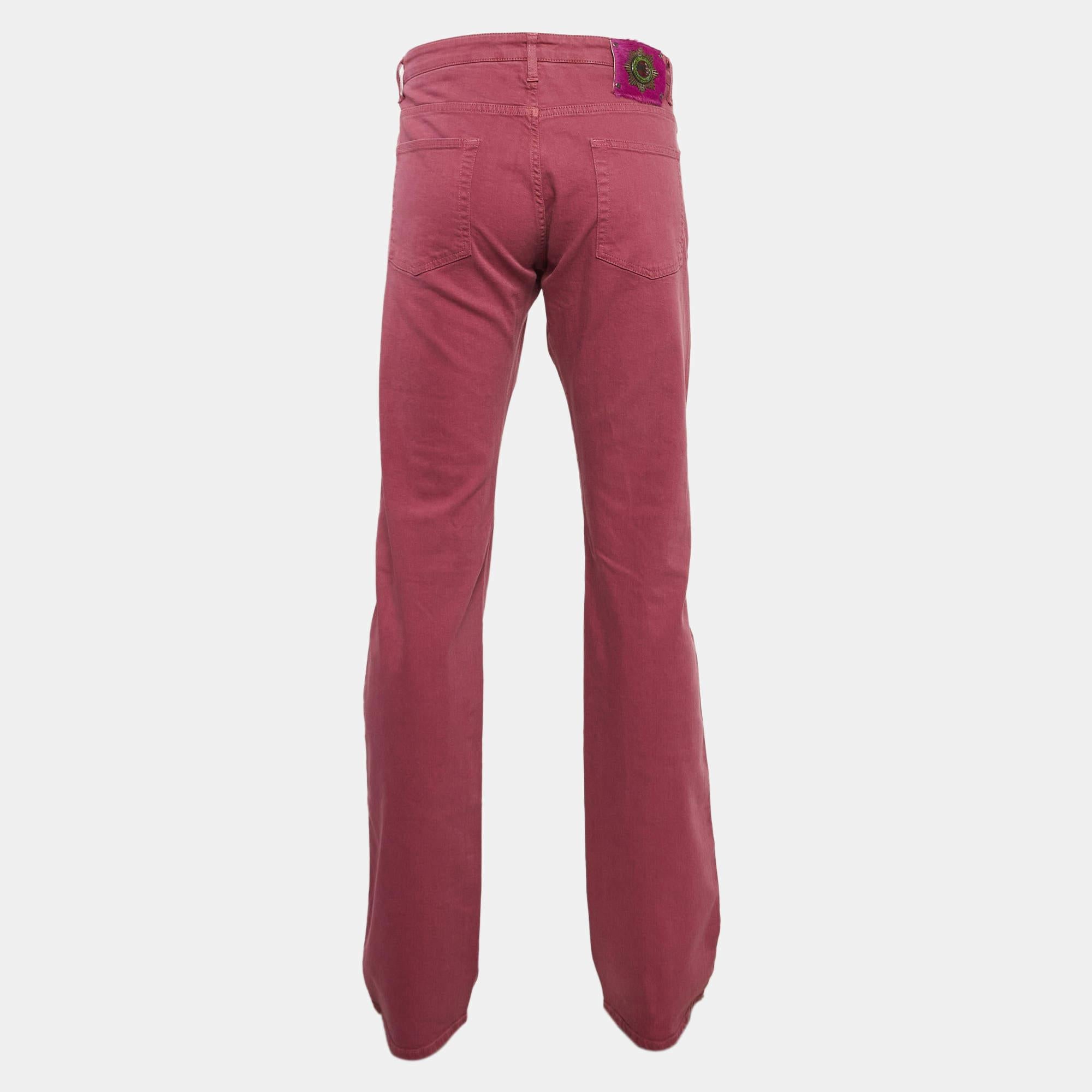 Une bonne paire de jeans complète toujours la garde-robe. Cette paire de jeans est taillée avec une telle habileté et un tel style qu'elle deviendra votre préférée en un rien de temps. Il vous offrira une tenue confortable et élégante.