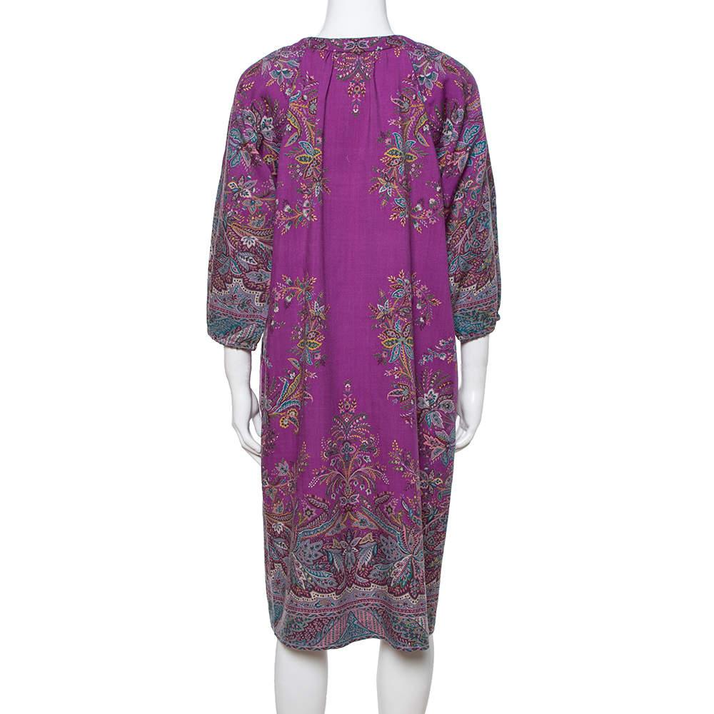 Dieses Kleid ist ein Beispiel für die einzigartige Ästhetik von Etro in Verbindung mit einer brillanten Schneiderei. Das Etuikleid hat einen violetten Farbton und ist mit einem schönen Blumenmuster bedruckt. Es ist aus Wolle geschneidert, hat
