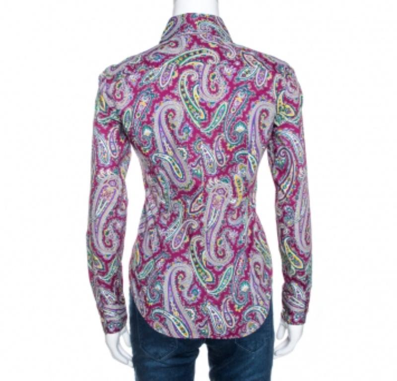 Con una stampa paisley dal fascino bohémien, questa camicia viola di Etro è perfetta per la stagione primaverile. La scollatura con colletto e le maniche lunghe con polsini la rendono versatile. Abbinalo a un paio di jeans o pantaloncini casual.