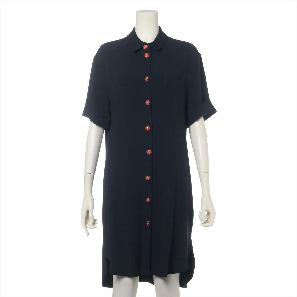 L'abito al ginocchio con bottoni di strass arancione della camicia di Etro in nero è una vibrante fusione di colori audaci e raffinata eleganza. Realizzato in morbido e fluente rayon, l'abito presenta un sorprendente bottone di strass arancione che