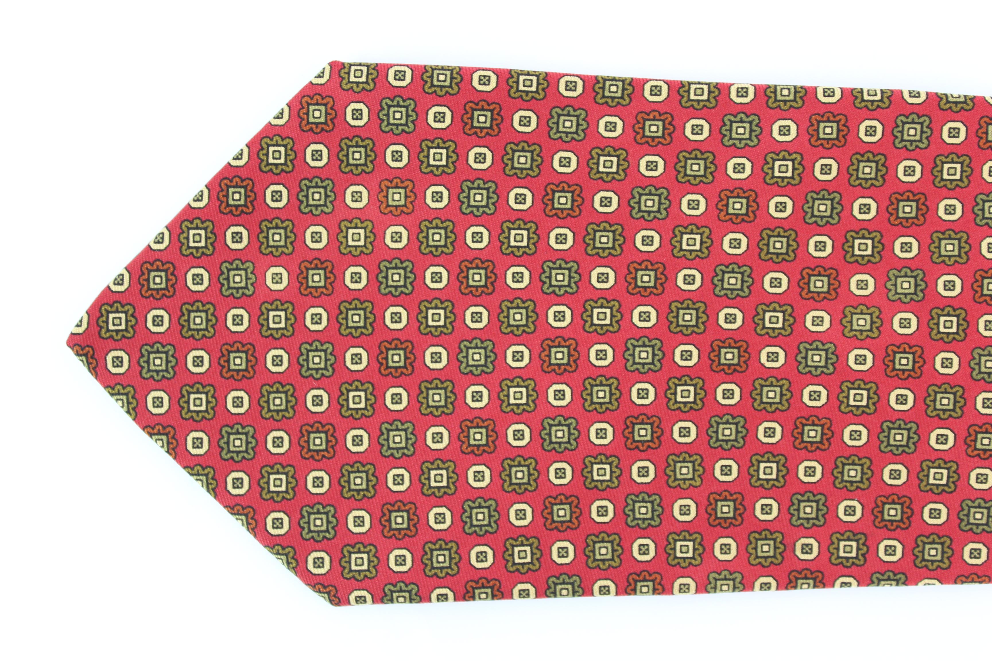 Etro vintage 90s tie. Classic tie, red and beige with geometric designs. 100% silk. Made in Italy. Excellent vintage condition.

Length: 145 cm
Width: 9 cm