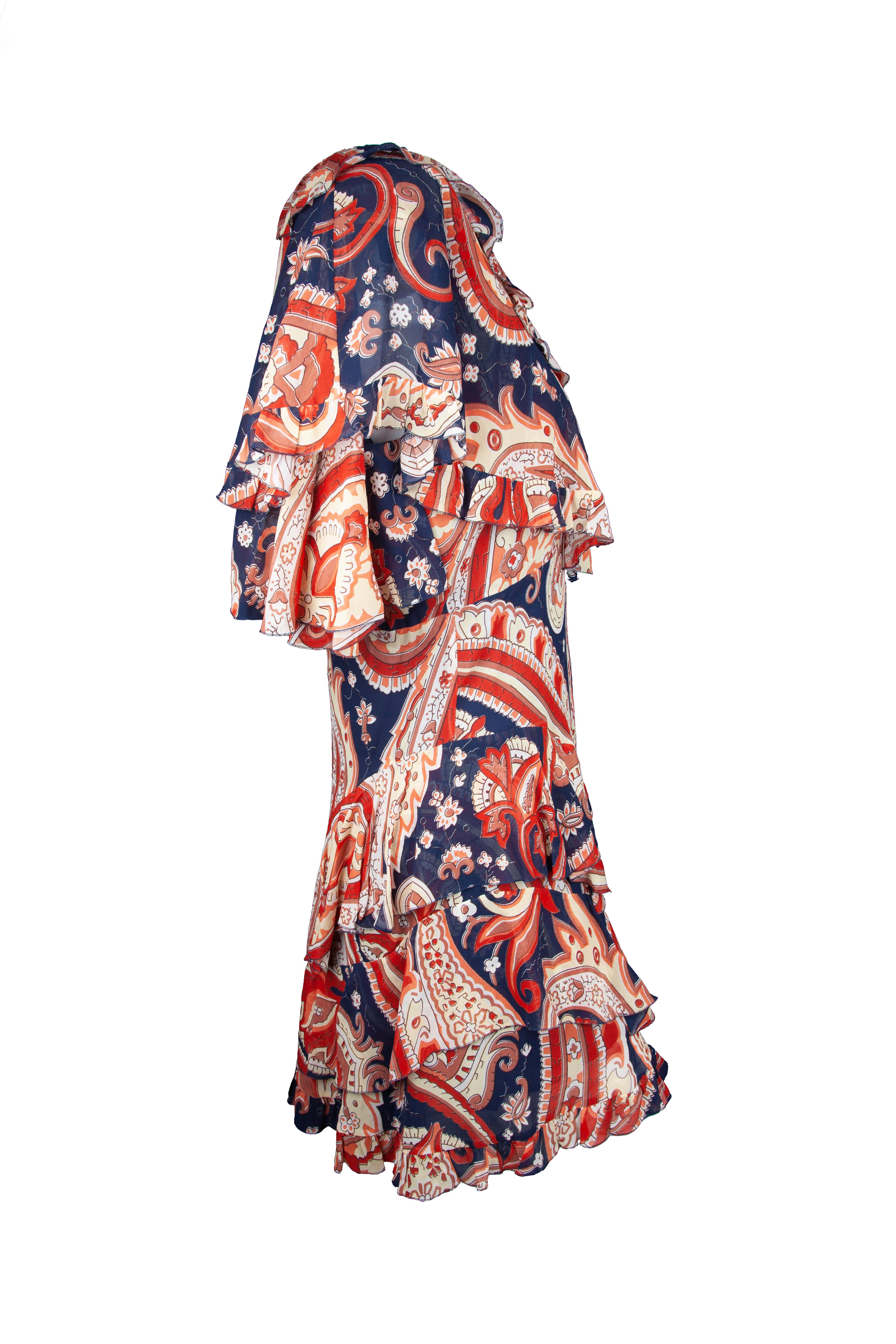Dieses Runway-Kleid von Etro für den Herbst 2018 zeichnet sich durch einen roten und blauen Paisley-Print, Rüschen aus Seide in Stufen, einen seitlichen Reißverschluss und ein gerafftes Cape aus. Brandneu mit Etiketten. Hergestellt in