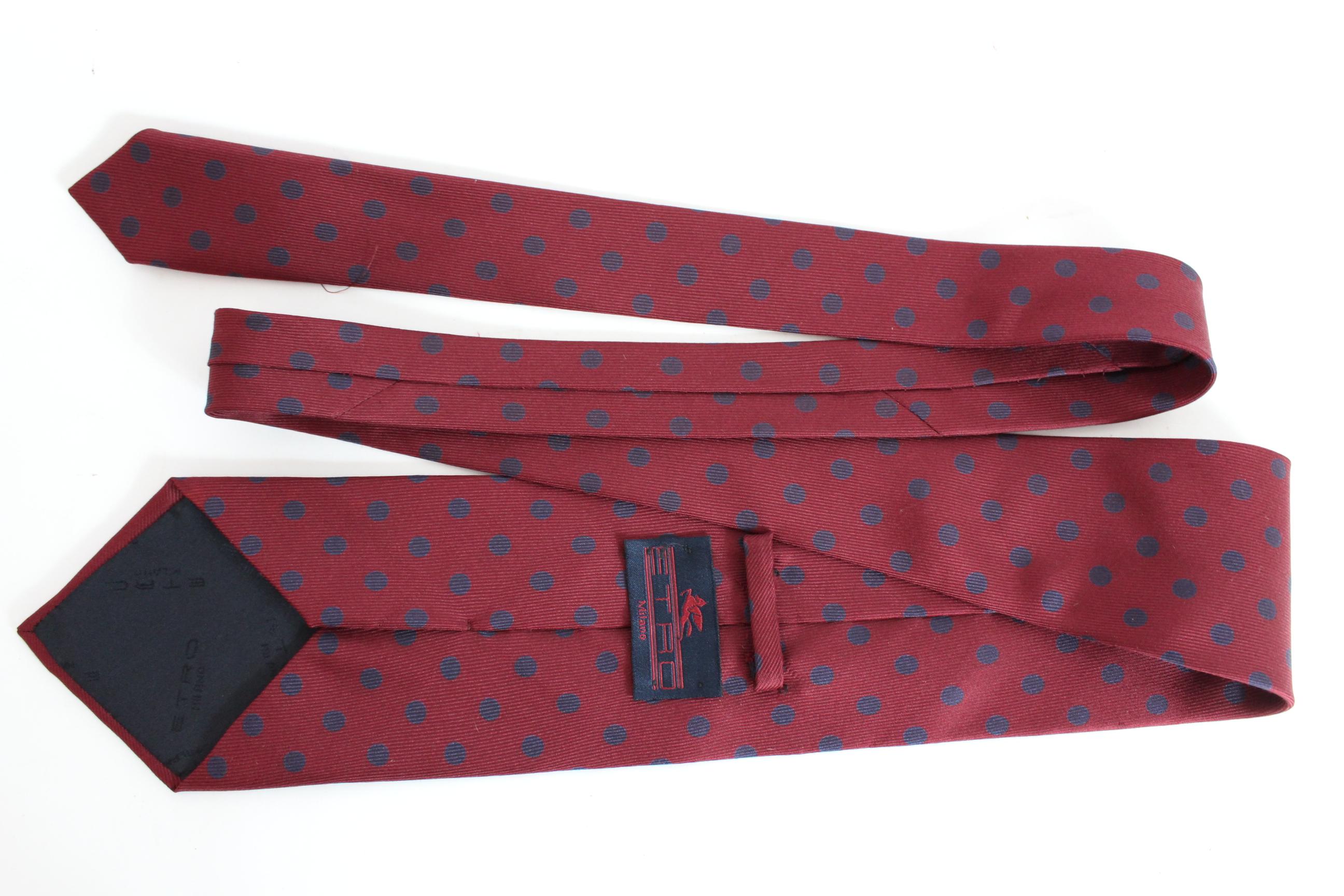 Etro 90s vintage elegant tie. Wide classic model. Red color with blue polka dots. 100% silk. Made in Italy. Excellent vintage conditions.

Length: 150 cm

Width: 10 cm