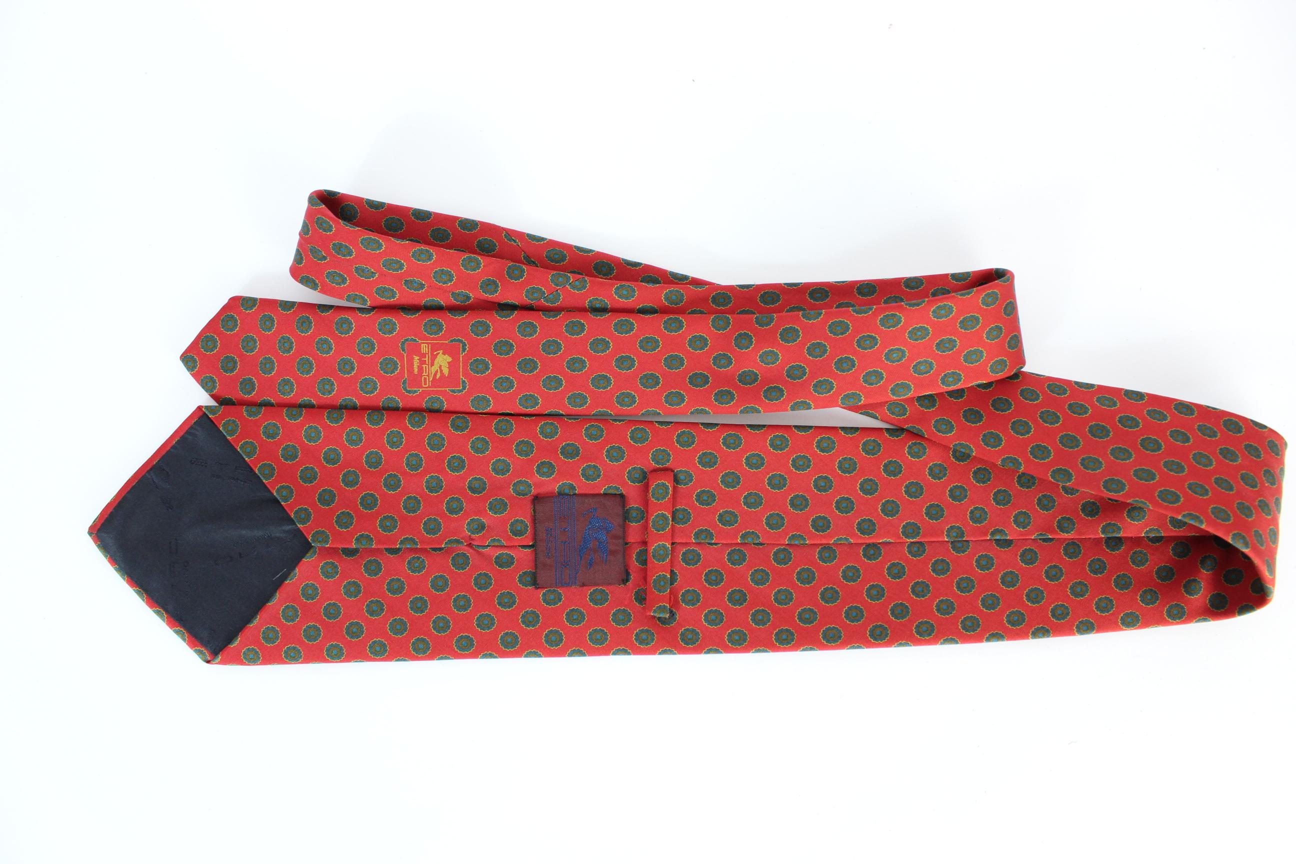 Cravate Etro vintage des années 90. Couleur rouge à pois bleus. 100% soie. Fabriquées en Italie. Excellent état vintage.

Longueur : 150 cm
Largeur : 10 cm