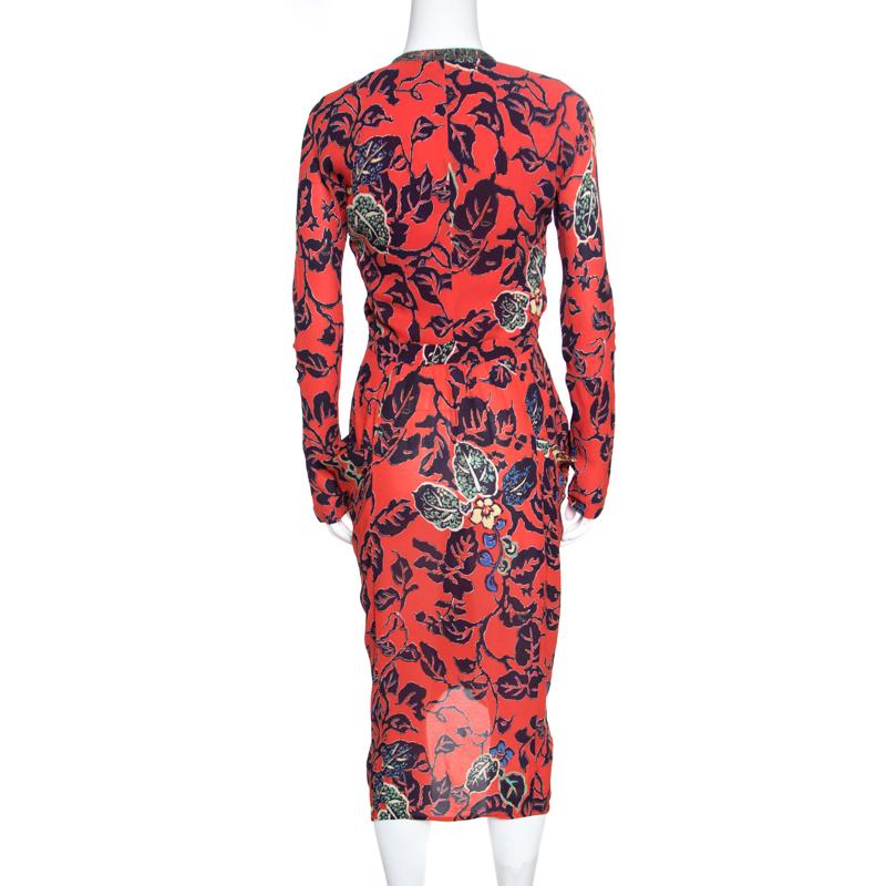 There's something about Etro that makes it different from others! Every creation from this fabulous label spells nothing but stylish and this midi dress is just another example. Ravishing in red, this dress is made of a viscose blend and features a