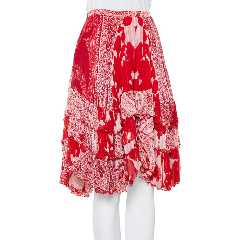 Flaunt your stylish best with this chic yet elegant Etro skirt. Celebrate the arrival of summer by wearing this silk tiered mini skirt in a bright red hue.