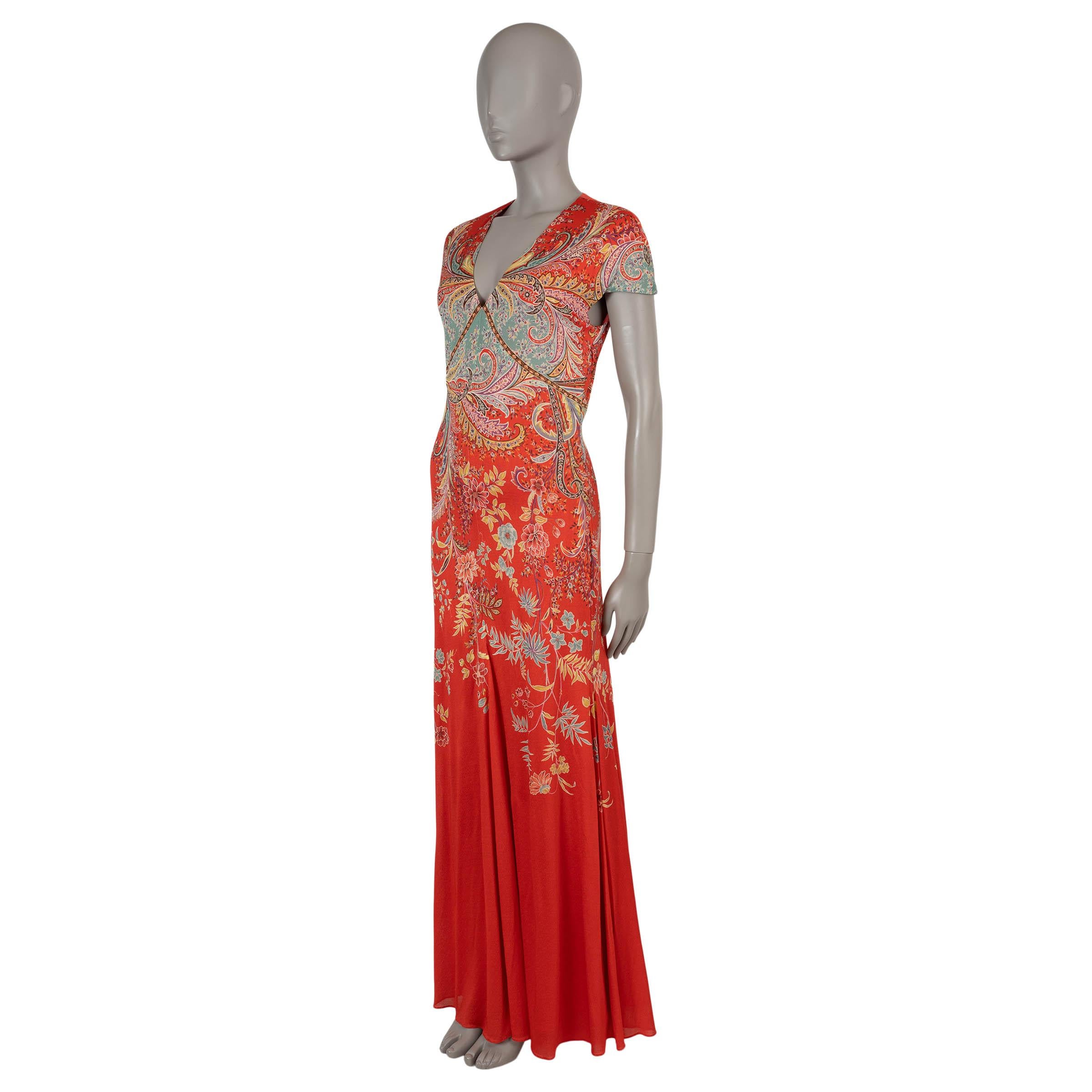 Questo abito di Etro in crepe di viscosa rossa (100%), autentico al 100%, sfoggia la tipica stampa paisley della maison in una vibrante palette multicolore. Progettato con un'elegante silhouette fit and flare, questo abito di lunghezza maxi presenta