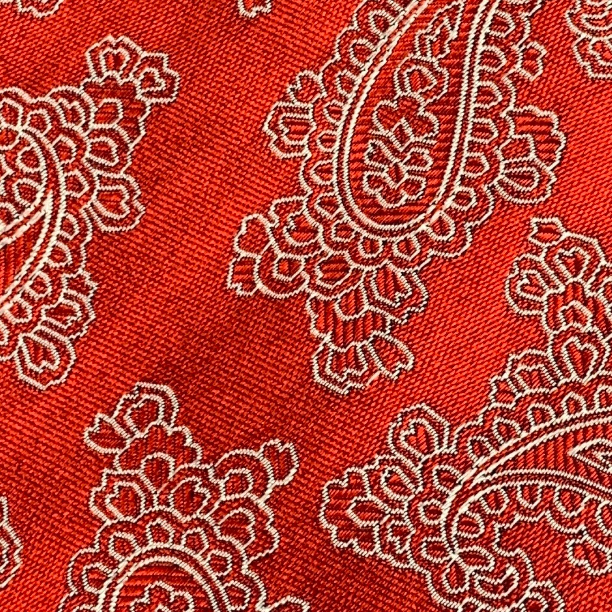 ETRO Red White Paisley Silk Jacquard Tie In Good Condition For Sale In San Francisco, CA