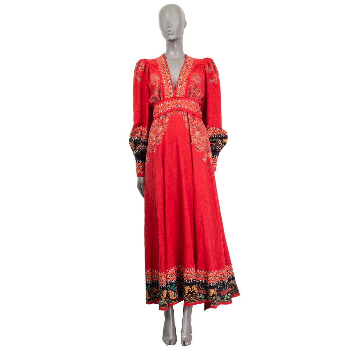 100% authentisches Etro Maxikleid mit Blumengürtel aus roter Wolle (70%) und Seide (30%) mit mehrfarbigem Blumendruck:: V-Ausschnitt und tailliertem Schnitt. Herbst 2020. Schließt auf der linken Seite mit vier kleinen Druckknöpfen:: einem verdeckten