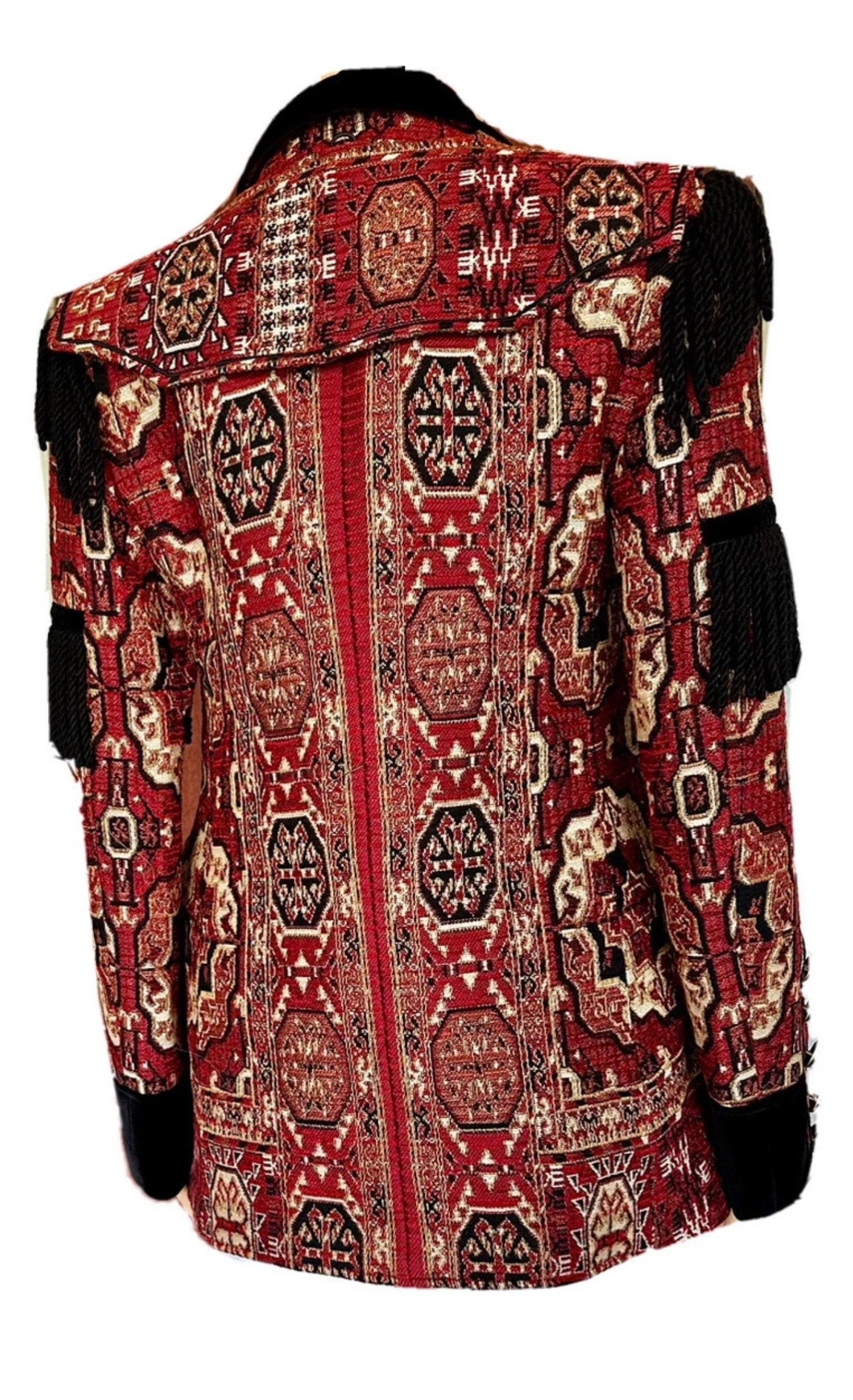 Look d'ouverture du défilé automne-hiver 2019 d'Etro, cette veste incarne la maîtrise de la maison en matière de mélange de motifs audacieux, de riche héritage et d'esprit bohème. Confectionnée en jacquard mi-lourd avec des motifs inspirés de la
