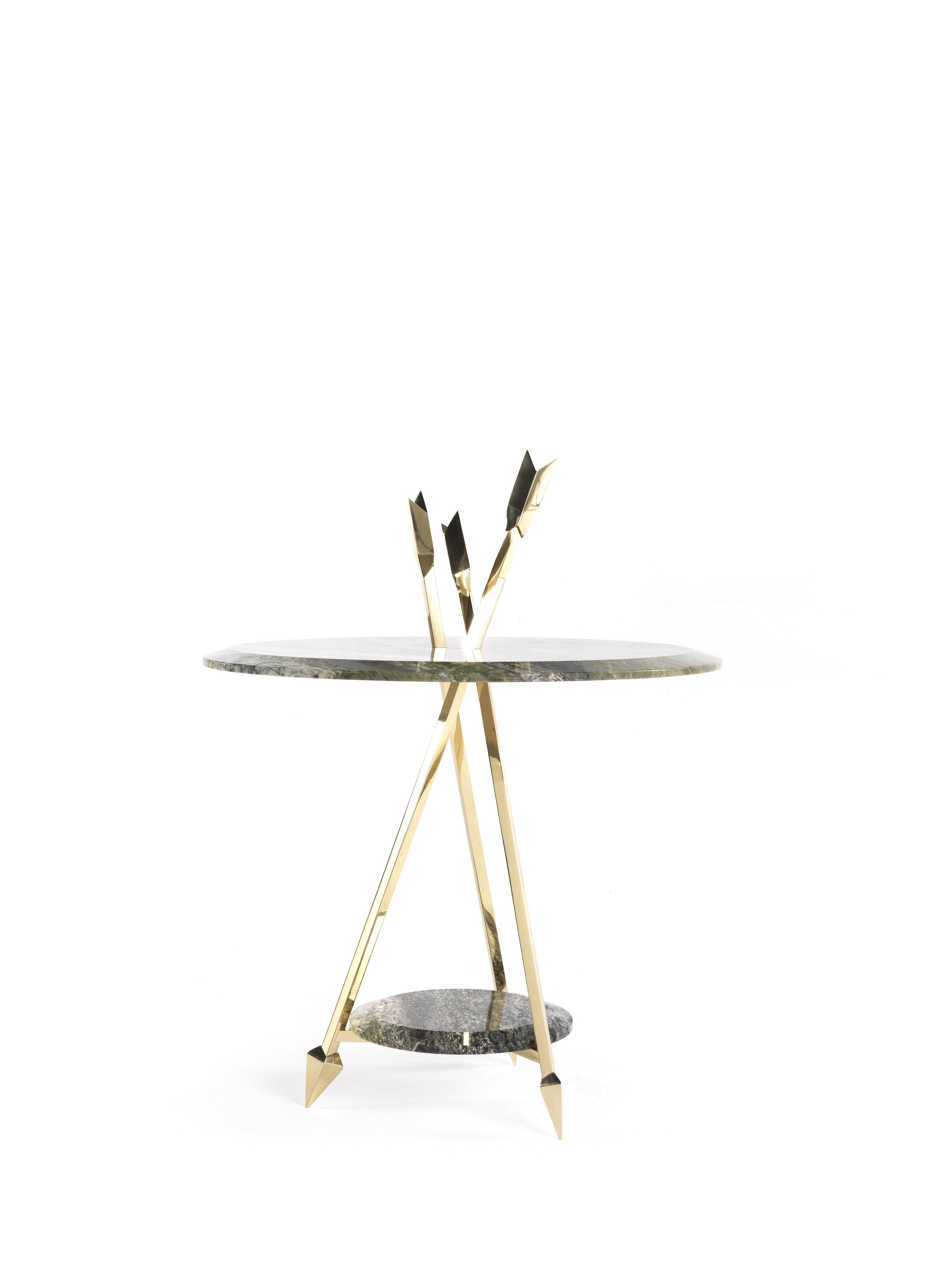 Three arrows in polished brass breach the marble top of the Sagitta table, passing through it and creating a support for the lower top. The evident mythological inspiration embodied in the theme of the arrow acquires a new nuance, more precious and
