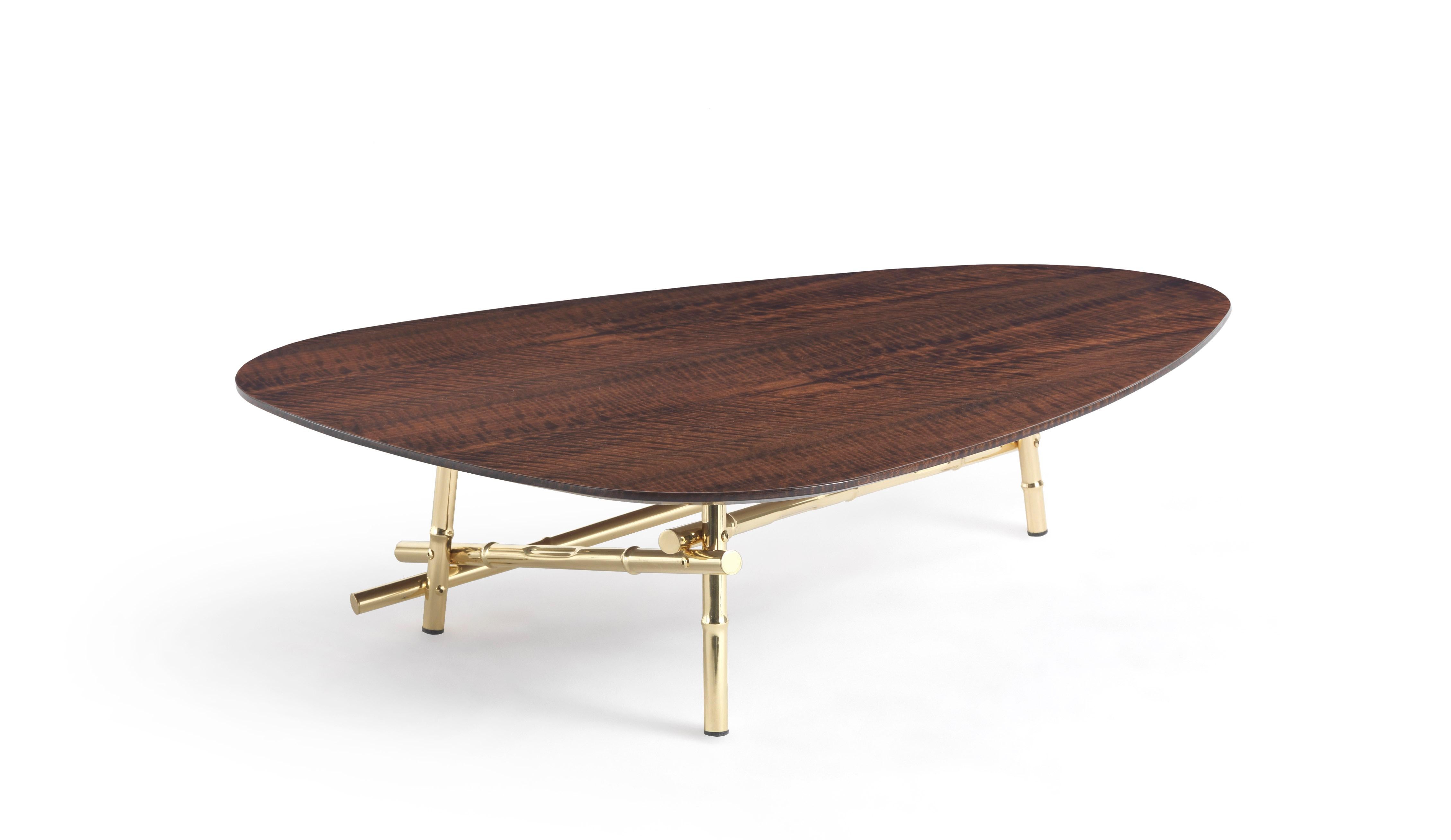 An elegant and evocative piece of furniture, the Samarcanda central table features a wooden top whose warm tones recall the charm of arid deserts and distant lands. A pleasant dynamic effect that contrasts with the base made up of a twist of bamboo