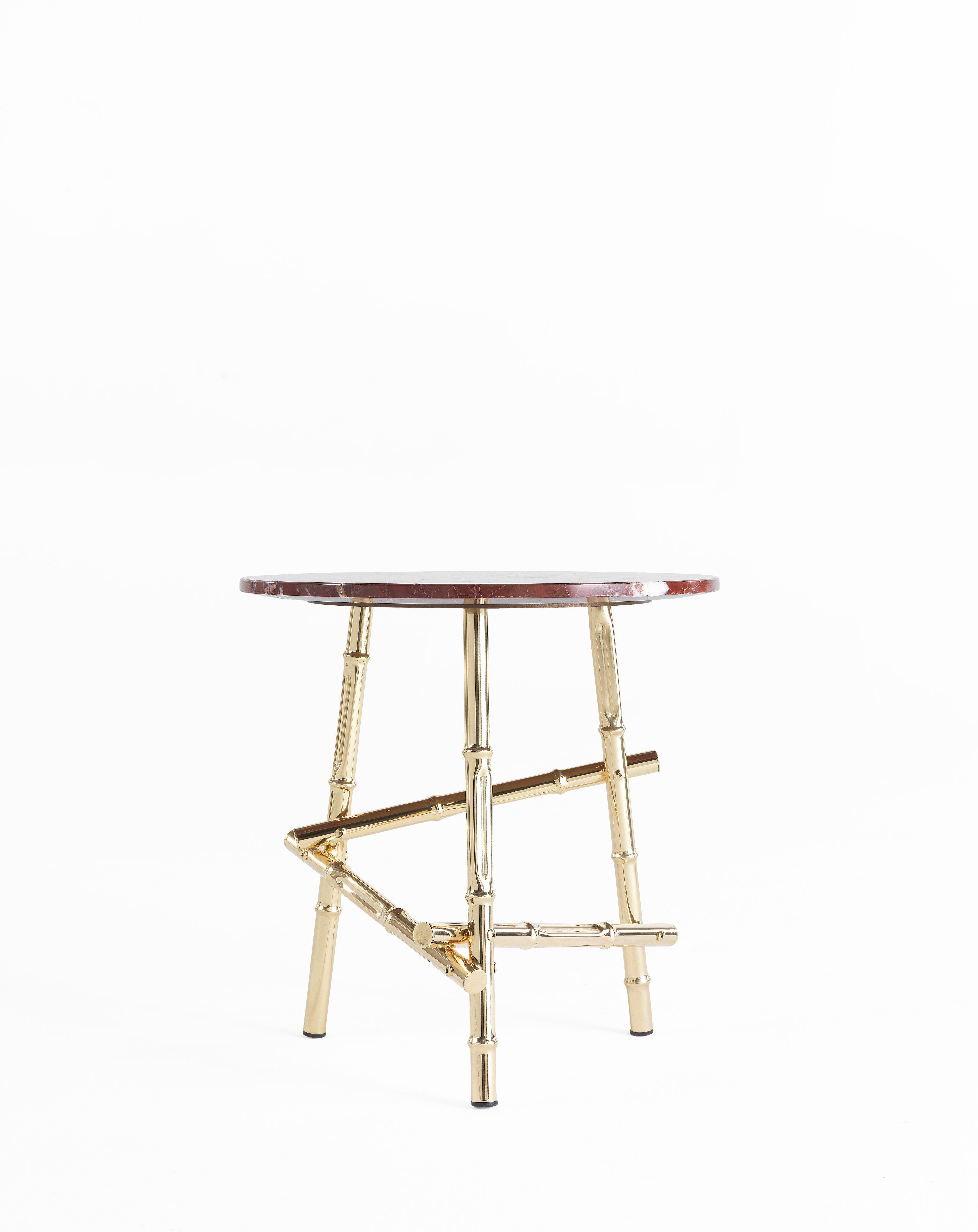 An elegant and evocative piece of furniture, the Samarcanda side tables features marble tops whose warm tones and spotted motifs recall the charm of arid deserts and distant lands. A pleasant dynamic effect that contrasts with the base made up of a