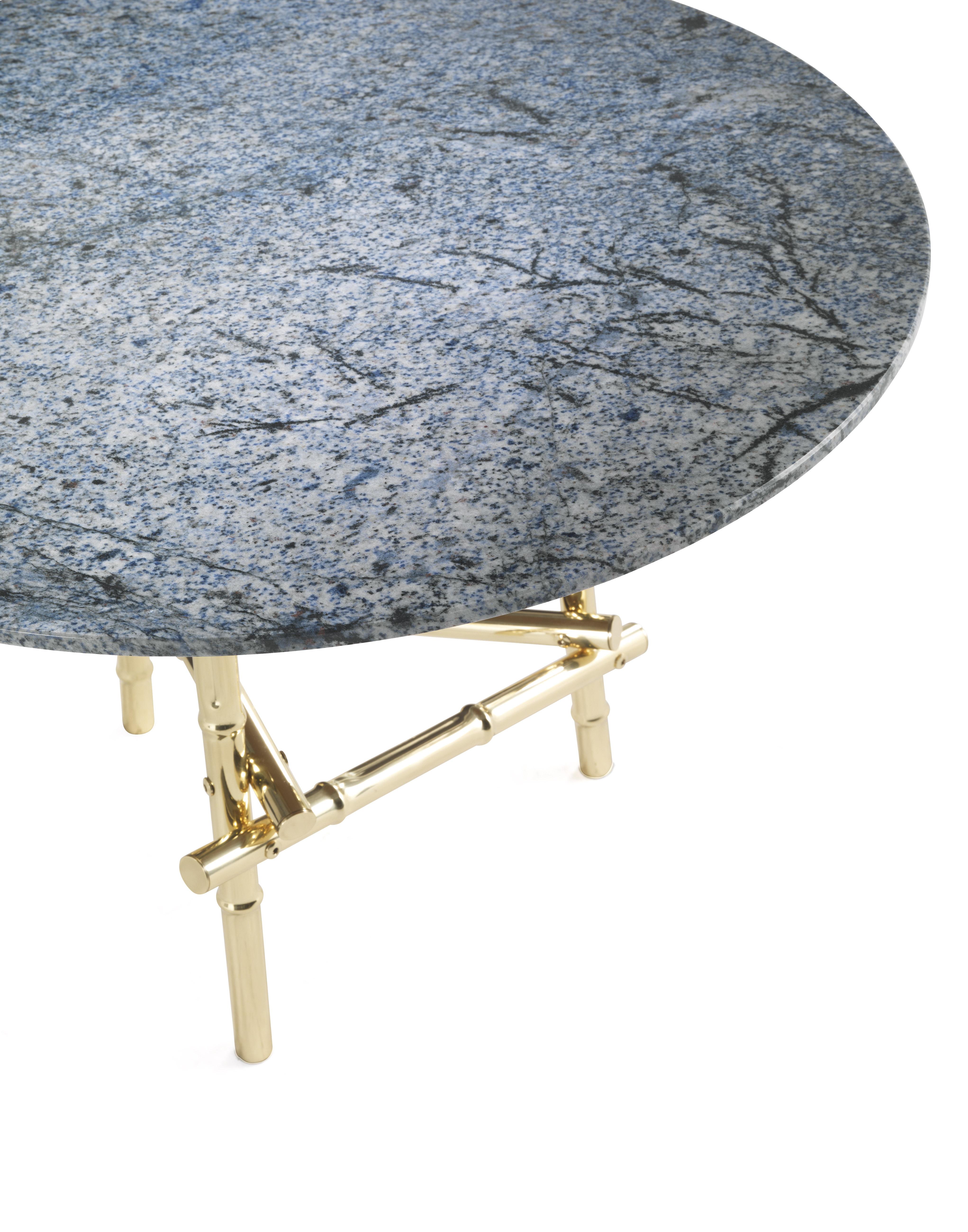An elegant and evocative piece of furniture, the Samarcanda side tables features marble tops whose warm tones and spotted motifs recall the charm of arid deserts and distant lands. A pleasant dynamic effect that contrasts with the base made up of a
