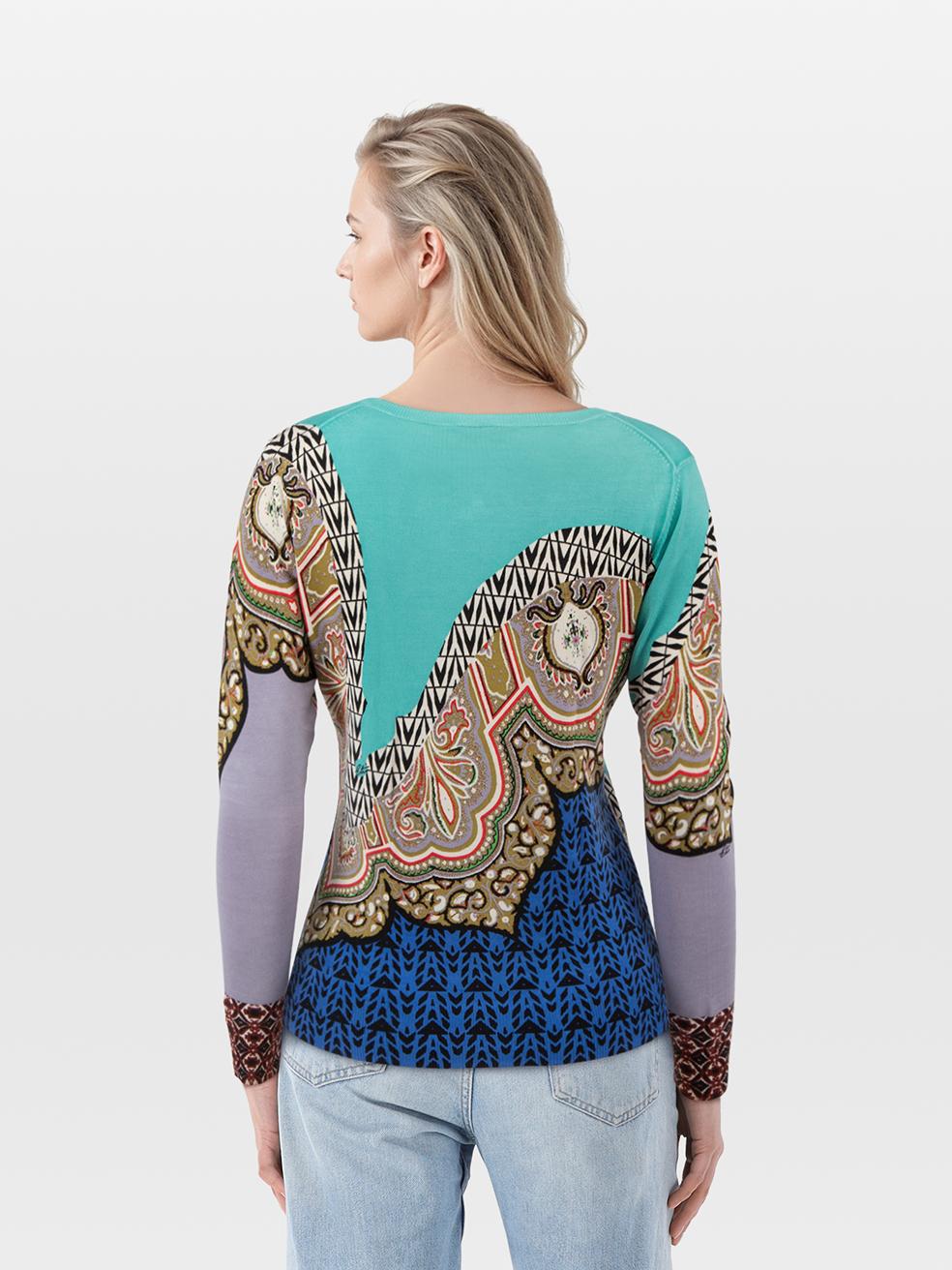 L'ÉTAT est très bon. Cet article de revente d'occasion de la marque Etro ne présente pratiquement aucune trace d'usure visible sur le pull.
 
 Détails
 
 
 Multicolore
 
 Soie
 
 Top
 
 Manches longues
 
 V.I.I.
 
 Motifs abstraits
 
 Extensible
 
