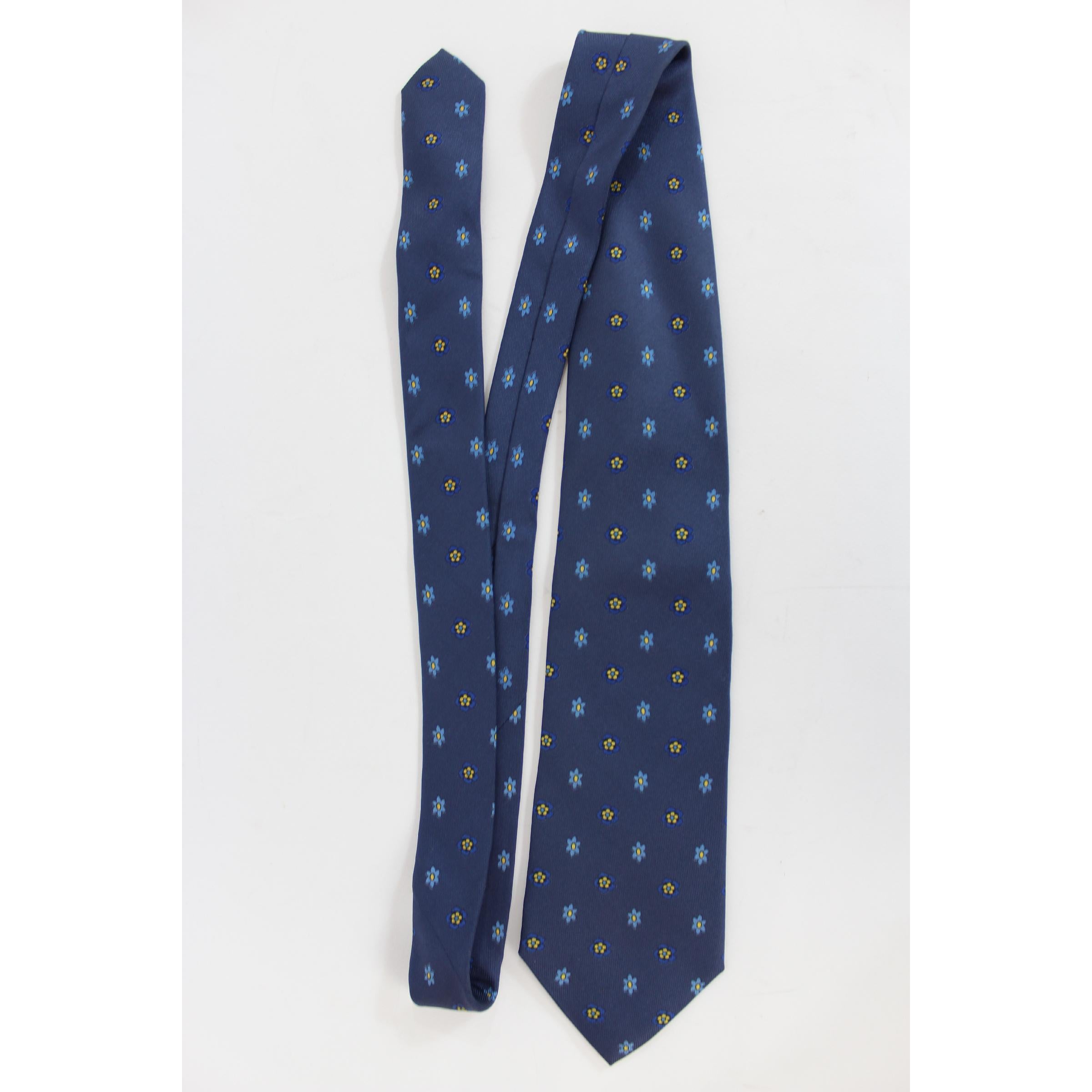 Etro Vintage-Krawatte aus den 1990er Jahren, blaue Farbe mit Blumenmuster, 100% Seide. Hergestellt in Italien.

Länge: 145 cm
Breite: 10 cm