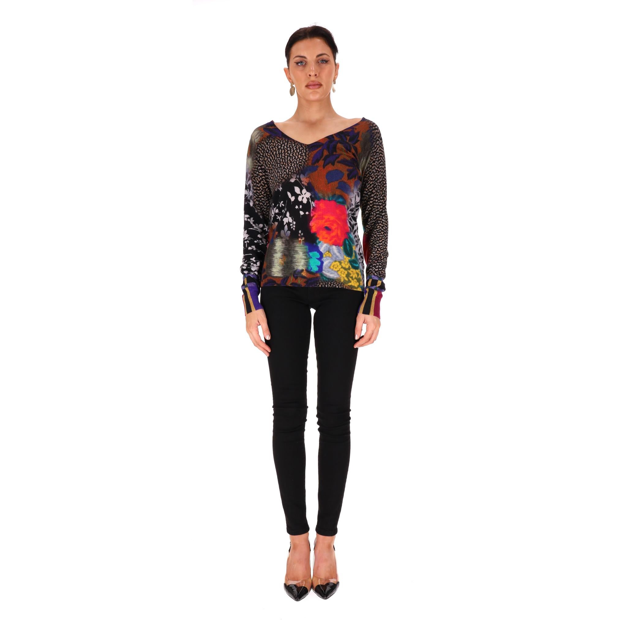 Pull multi-impression en soie et cachemire d'Etro

Top multicolore en soie et cachemire mélangés, orné d'un motif vibrant à multiples facettes.

Col en V, silhouette ajustée et manches longues.

Rrp Approx. £990

Taille - 44IT

État - Très