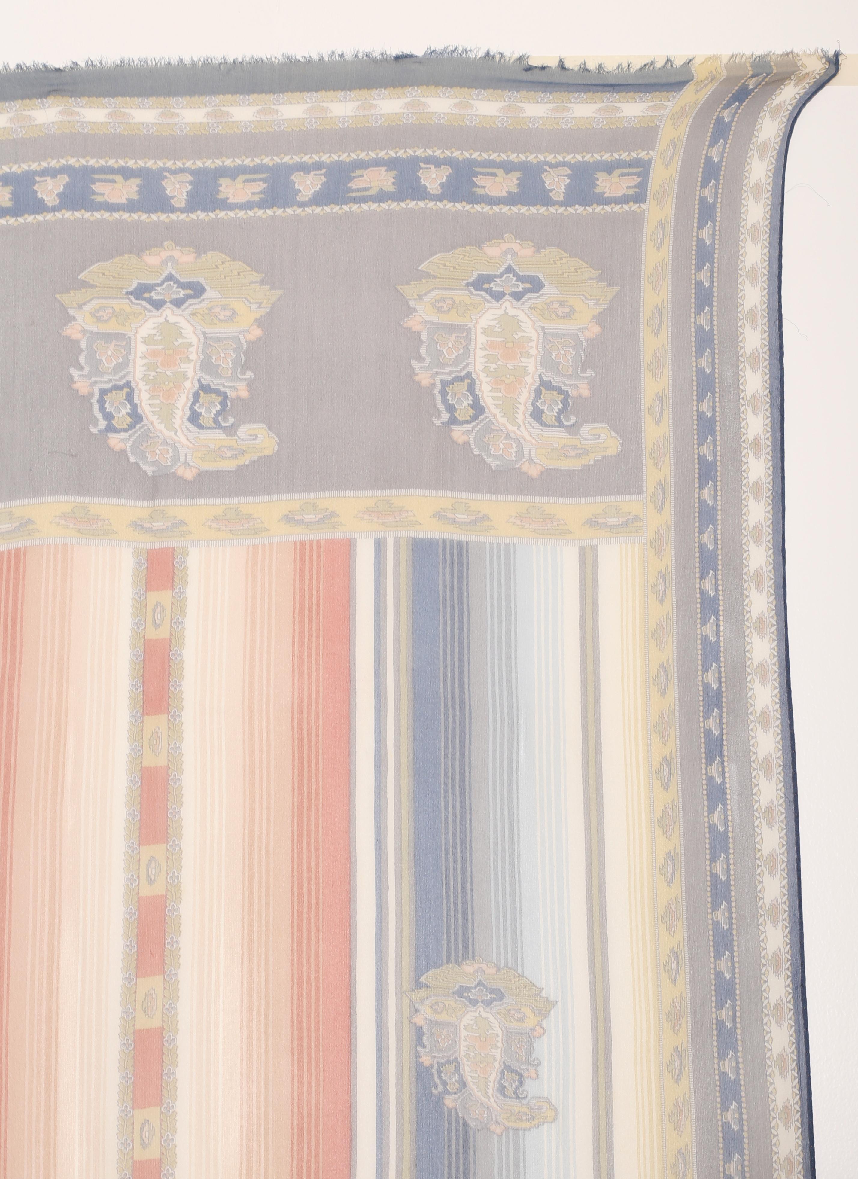  Seidenchiffon-Schal mit wirbelndem Paisleymuster in Pastellblau von Etro (Grau) im Angebot