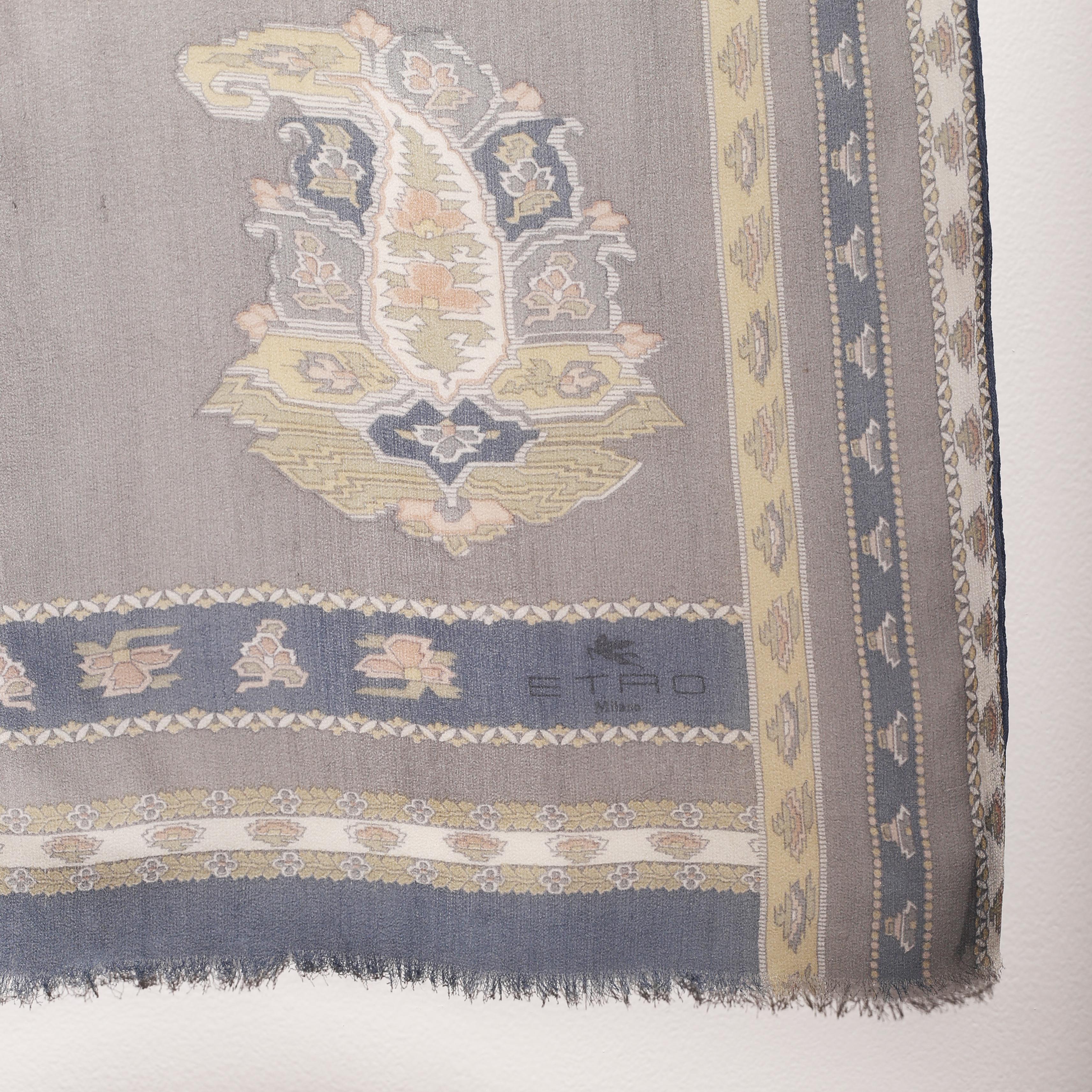  Seidenchiffon-Schal mit wirbelndem Paisleymuster in Pastellblau von Etro für Damen oder Herren im Angebot