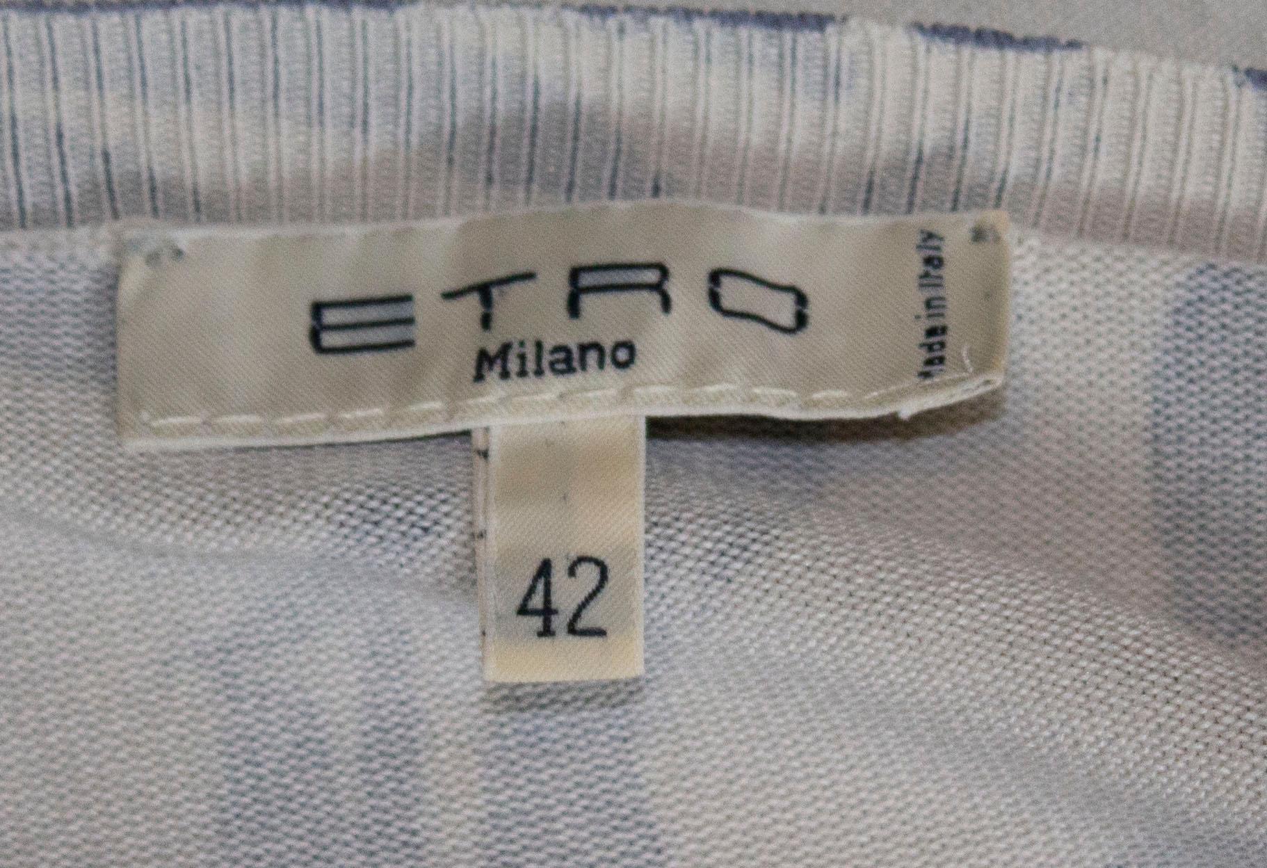 Un fantastico top per la primavera di Etro. In maglia di seta, il top presenta un disegno floreale nei toni del grigio acciaio, del blu e dell'arancione.