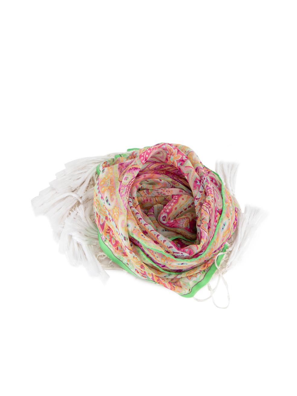 El ESTADO es Muy bueno. El desgaste de la bufanda es mínimo. Desgaste mínimo en el borde de satén de esta prenda de segunda mano del diseñador Etro.
 

 

 

 Detalles
 

 

 Multicolor
 

 Seda
 

 Pañuelo rectángulo
 

 Estampado Paisley
 

