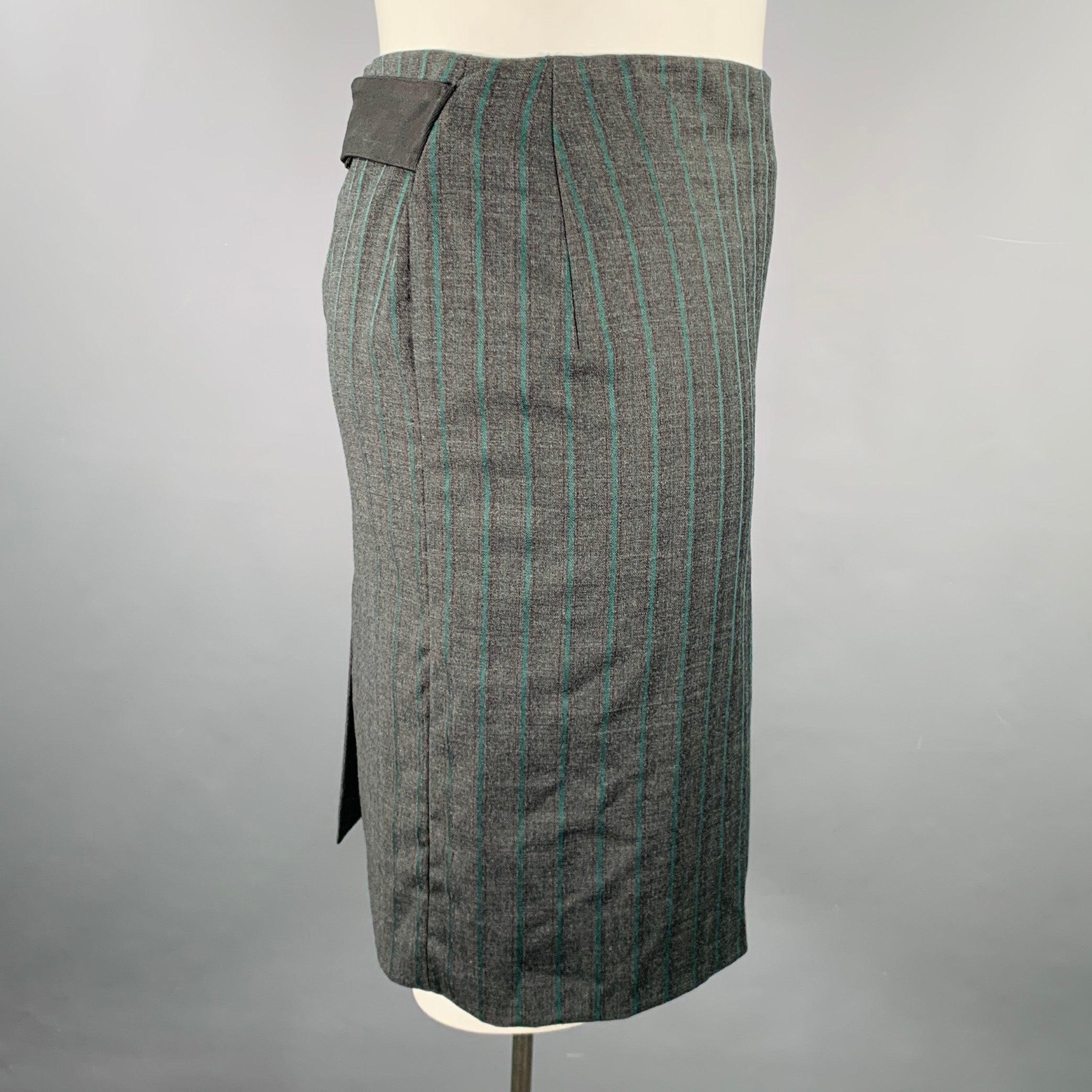 Jupe ETRO
en laine mélangée grise et verte, avec un motif à rayures, un style crayon et une ceinture noire au dos. Fabriqué en Italie. Très bon état. 

Marqué :   IT 46 

Mesures : 
  Taille : 31 pouces Hanche : 38 pouces Longueur : 21 pouces 
  
 
