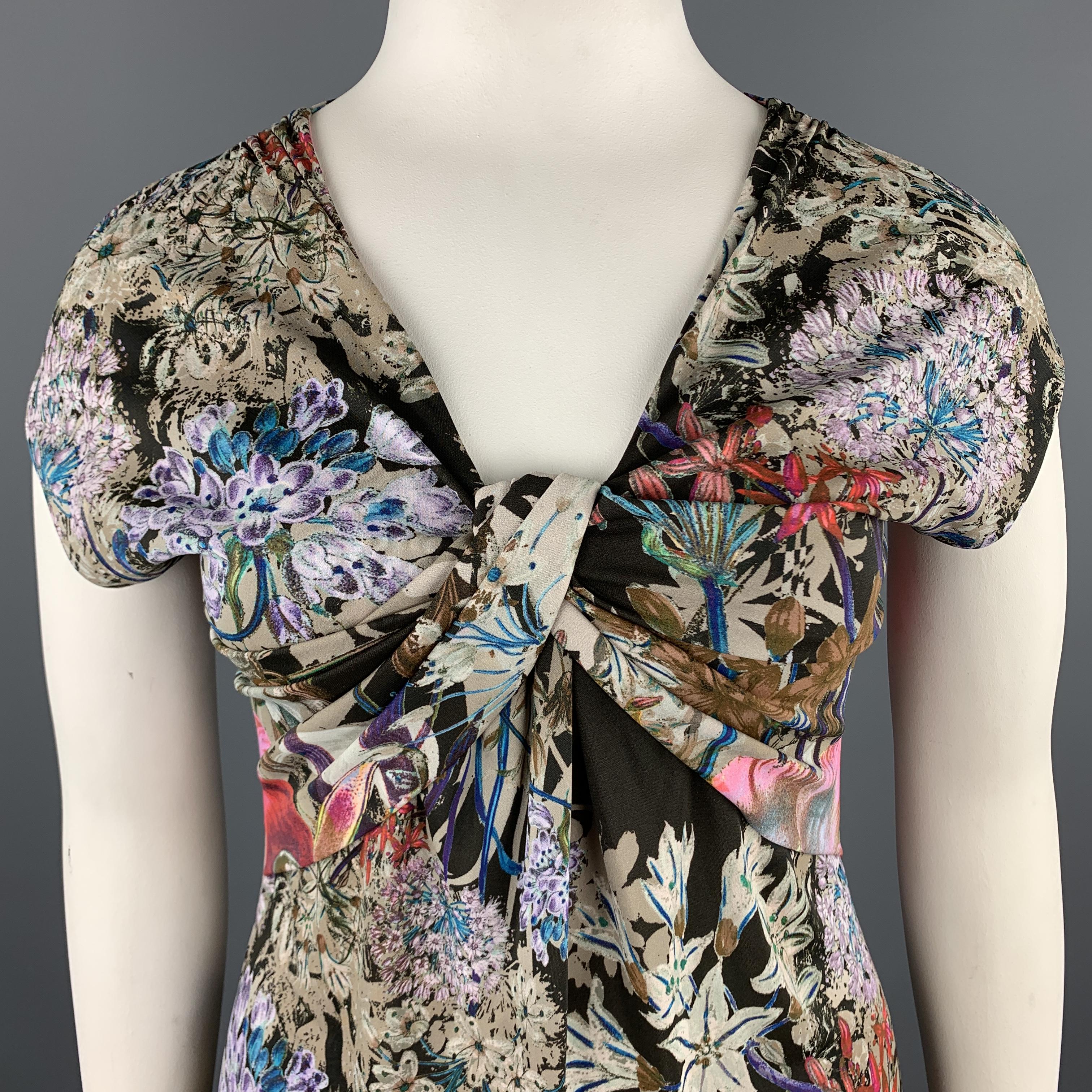 ETRO blouse coms in floral print jersey with a V neck, cap sleeves, and draped front. Made in Italy.

Excellent Pre-Owned Condition.
Marked: IT 48

Measurements:

Shoulder: 21 in.
Bust: 38 in.
Length: 28 in.