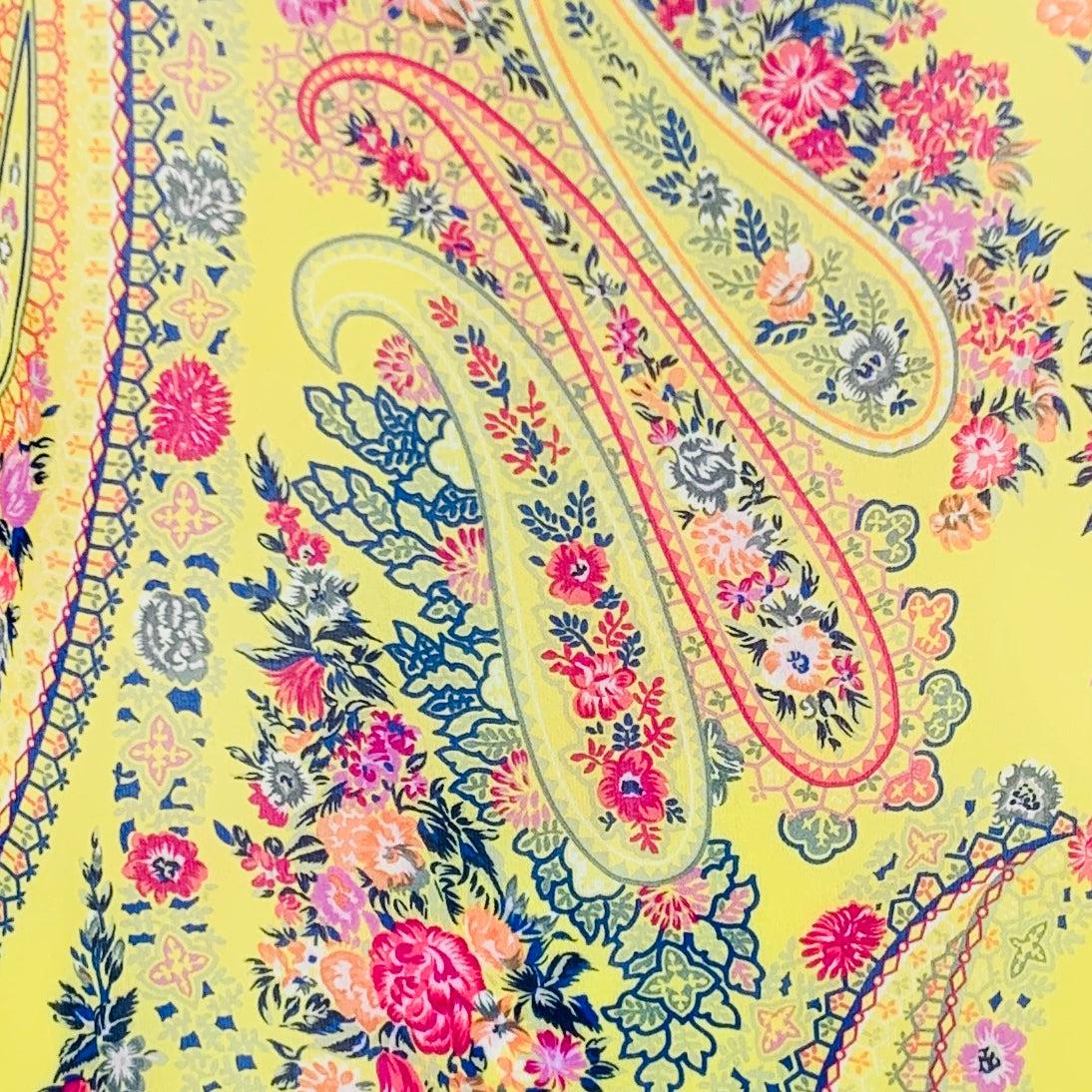 ETRO Bluse aus gelbem und rosafarbenem Seidenchiffon mit Paisley-Motiv, Oversized-Design, Kordelzug am Ausschnitt und durchsichtiger Ästhetik. Made in Italy Ausgezeichneter Pre-Owned Zustand. 

Markiert:   IT 38 

Abmessungen: 
 
Schultern: 13,5