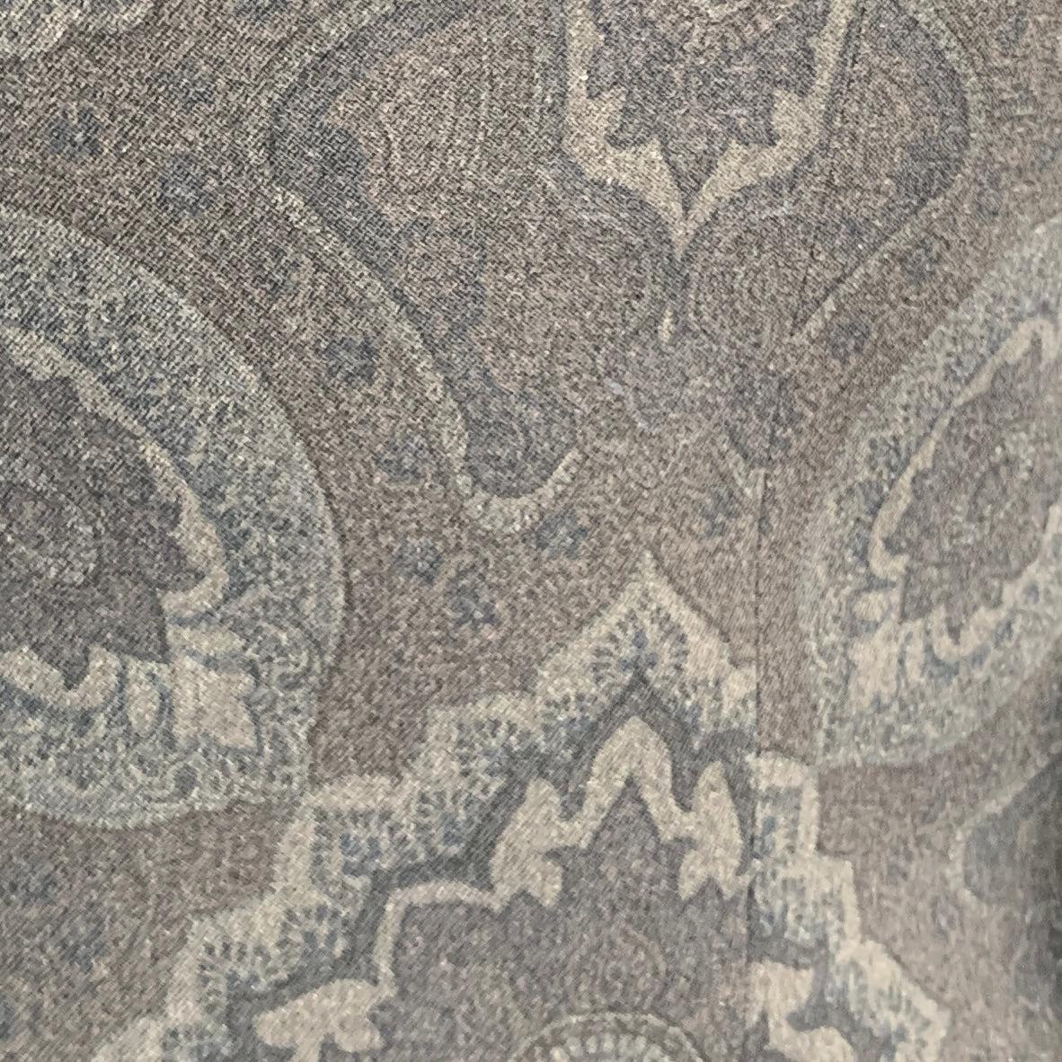 Costume ETRO
dans un imprimé de laine gris anthracite avec une doublure complète et comprend un manteau de sport à un seul bout, trois boutons, avec un revers à cran et un pantalon assorti à devant plat. Fabriqué en Italie. Très bon état. Marques