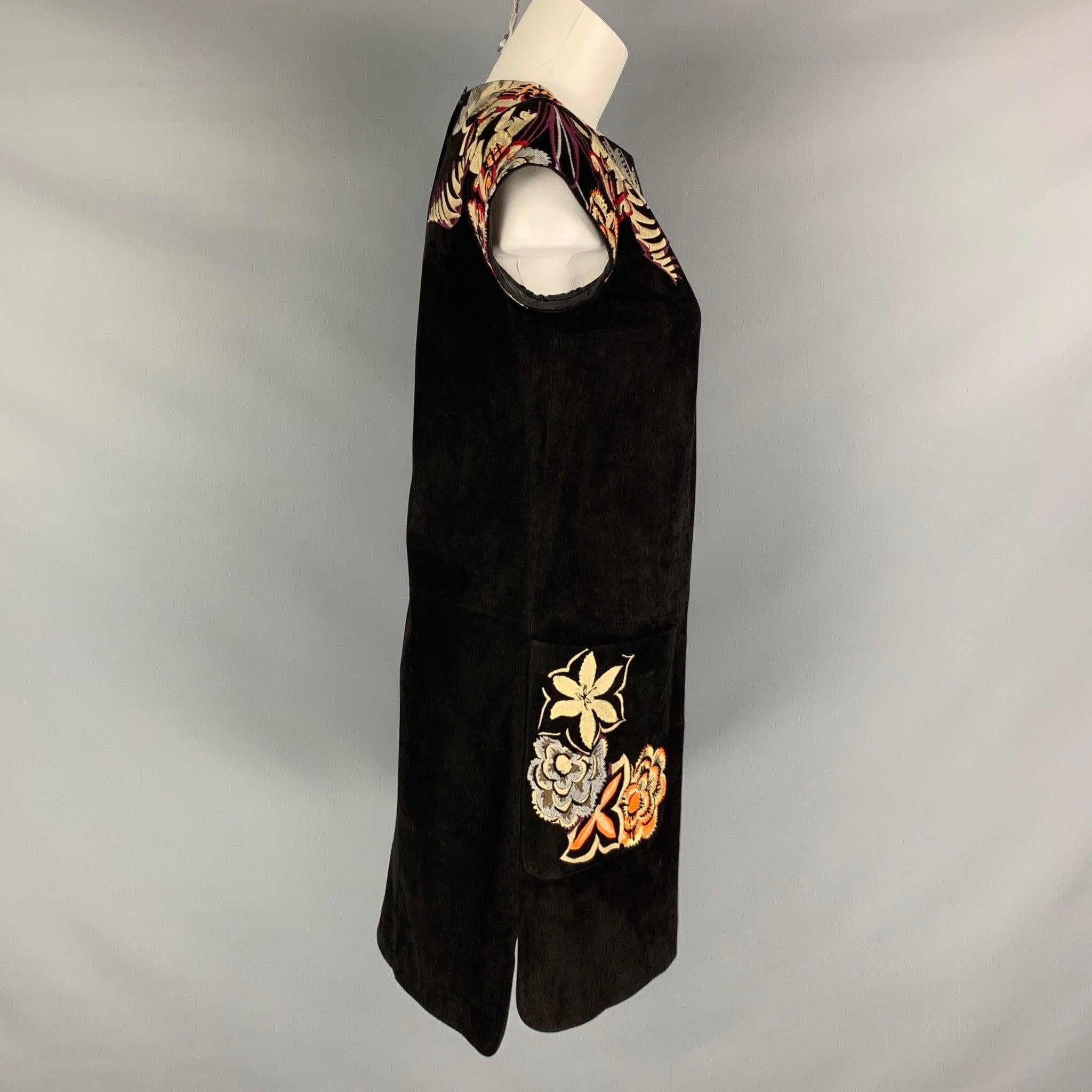ETRO dress comes in a black goat suede featuring a multi-color embroidery, A-line style, frontal pockets, cap sleeve, and center back zip up closure. Made in Italy.Very Good Pre-Owned Condition. 

Marked:  40 

Measurements: 
 
Shoulder: 13 inches