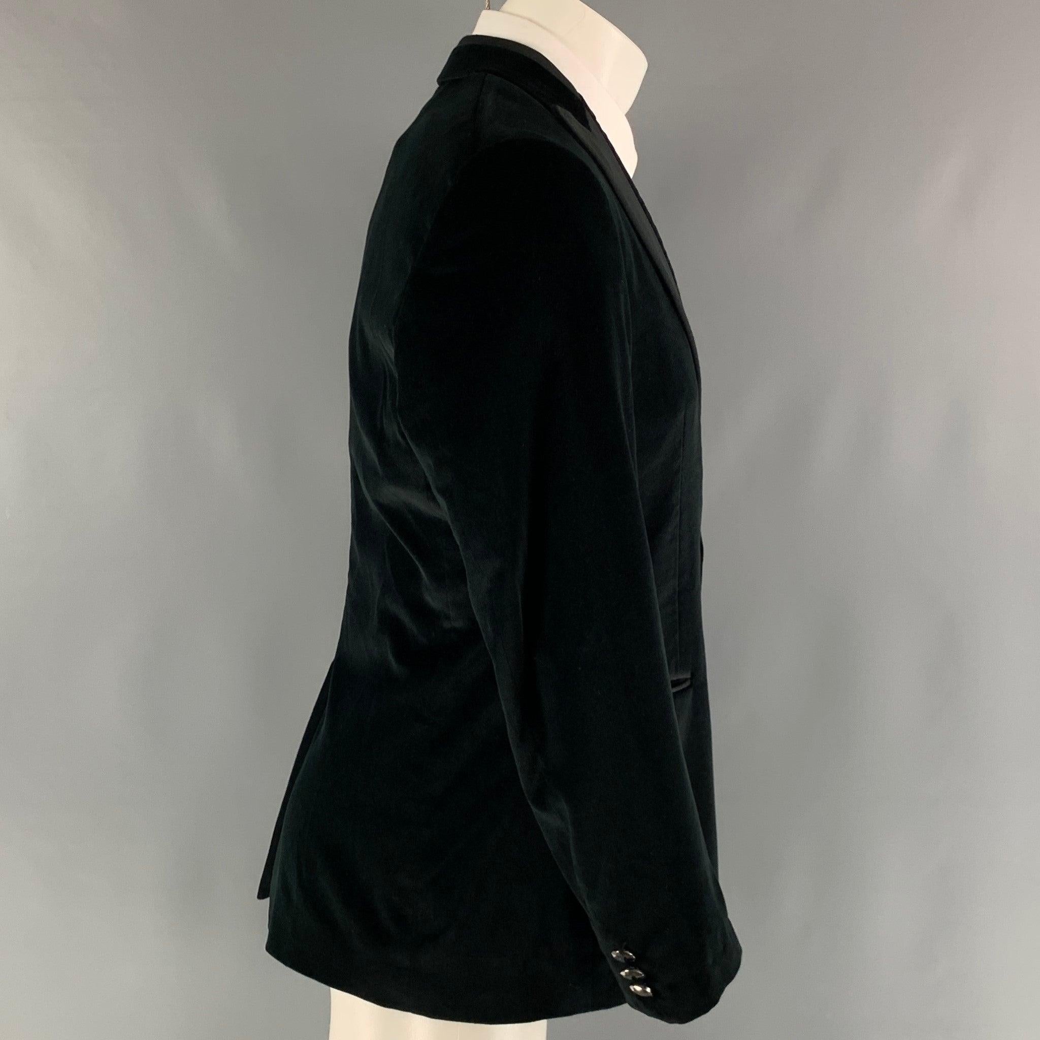 ETRO sport coat comes in black cotton velvet material featuring a peak lapel, single breasted, two button front, and a single back vent. Made in Italy.Excellent Pre-Owned Condition.  

Marked:   IT 50 

Measurements: 
 
Shoulder: 17.5 inches Chest: