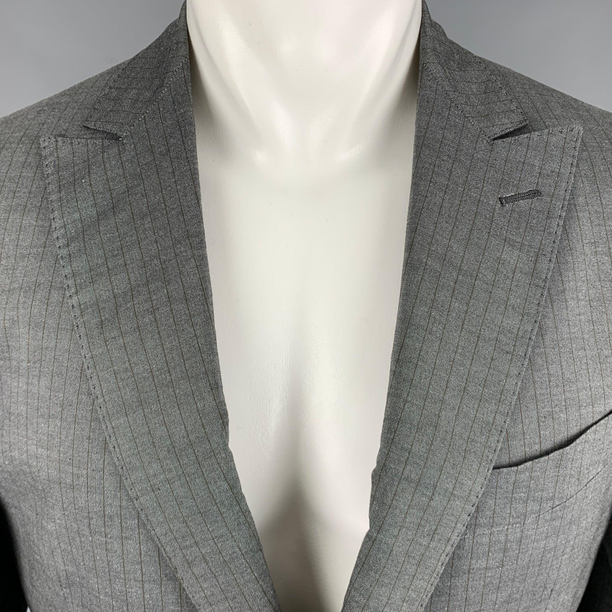 Manteau de sport ETRO
en coton gris, avec des rayures brunes, un boutonnage simple, un revers en pointe et une fermeture à double bouton. Fabriqué en Italie. Excellent état. 

Marqué :   50 

Mesures : 
 
Épaule : 18 pouces Poitrine : 40 pouces