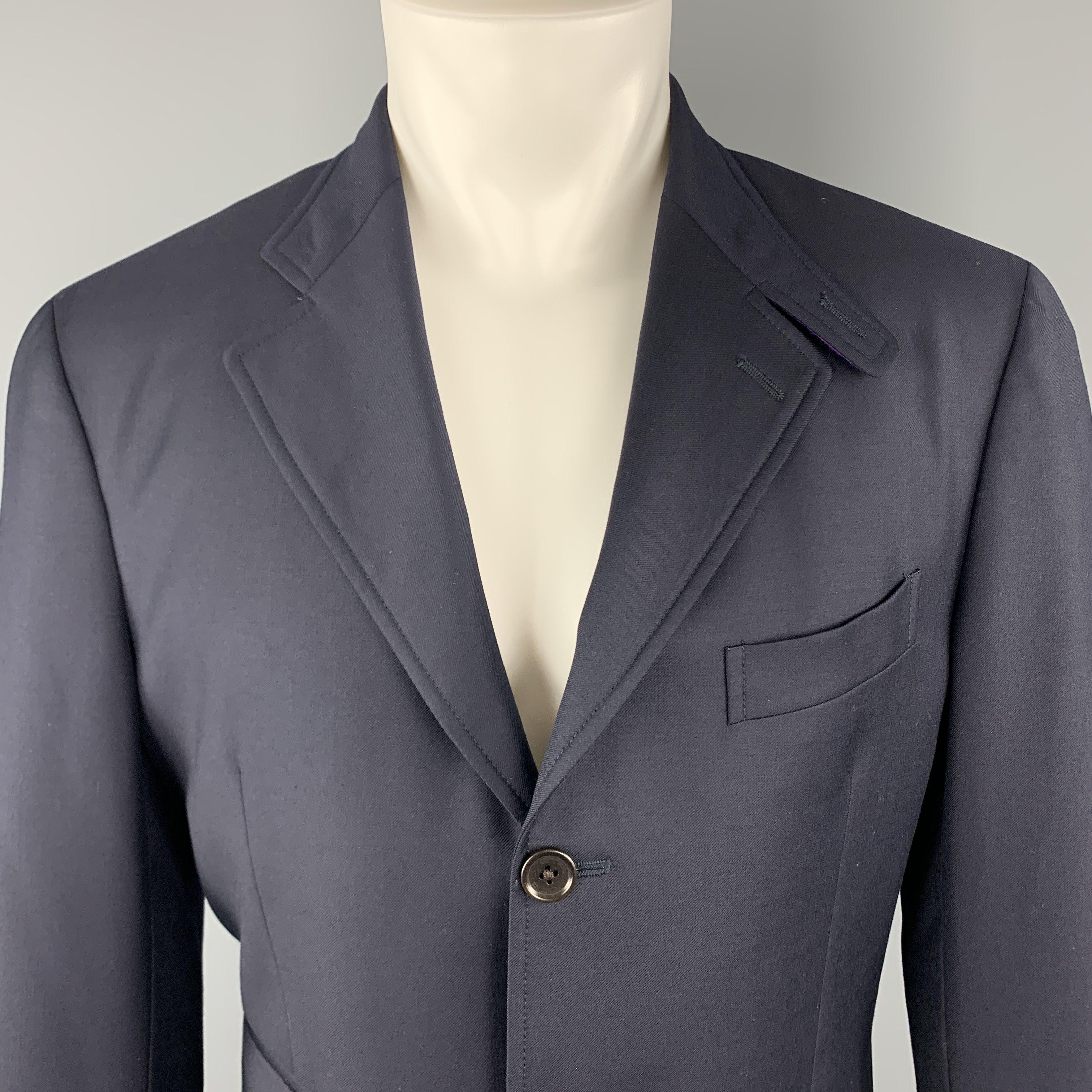 ETRO
Ce manteau de sport en sergé de laine marine est doté d'un revers à patte crantée, d'un simple boutonnage, de trois boutons sur le devant et d'une doublure de col de couleur violette. Fabriqué en Italie. Excellent état. 

Marqué :   IT 50