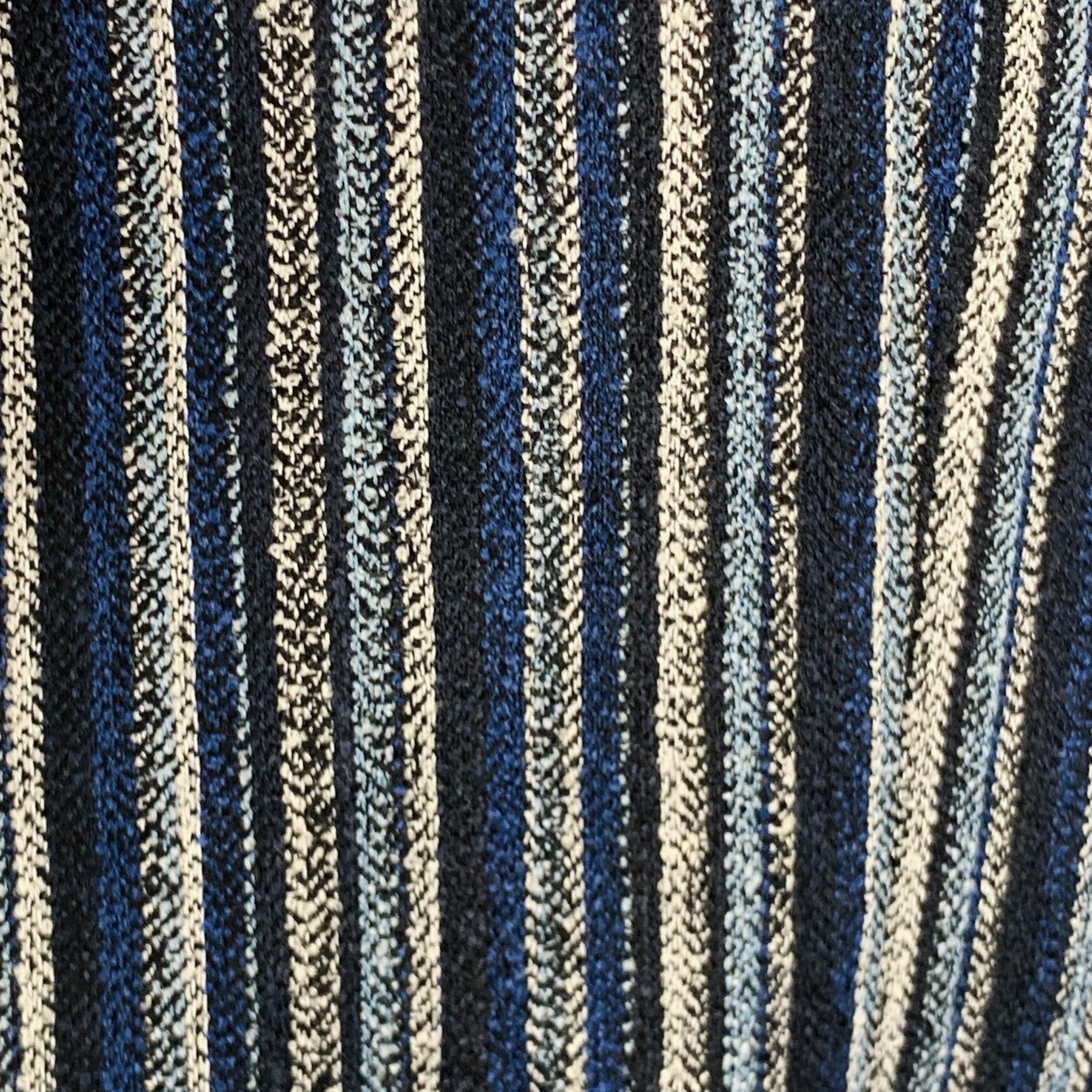ETRO-Sportmantel aus marineblauem, schwarzem und weißem Wollmischgewebe mit durchgehendem vertikalen Streifenmuster, Revers mit Kerbe, doppeltem Rückenschlitz und doppeltem Knopfverschluss. Hergestellt in Italien. Hinweis: Dieser Artikel wurde