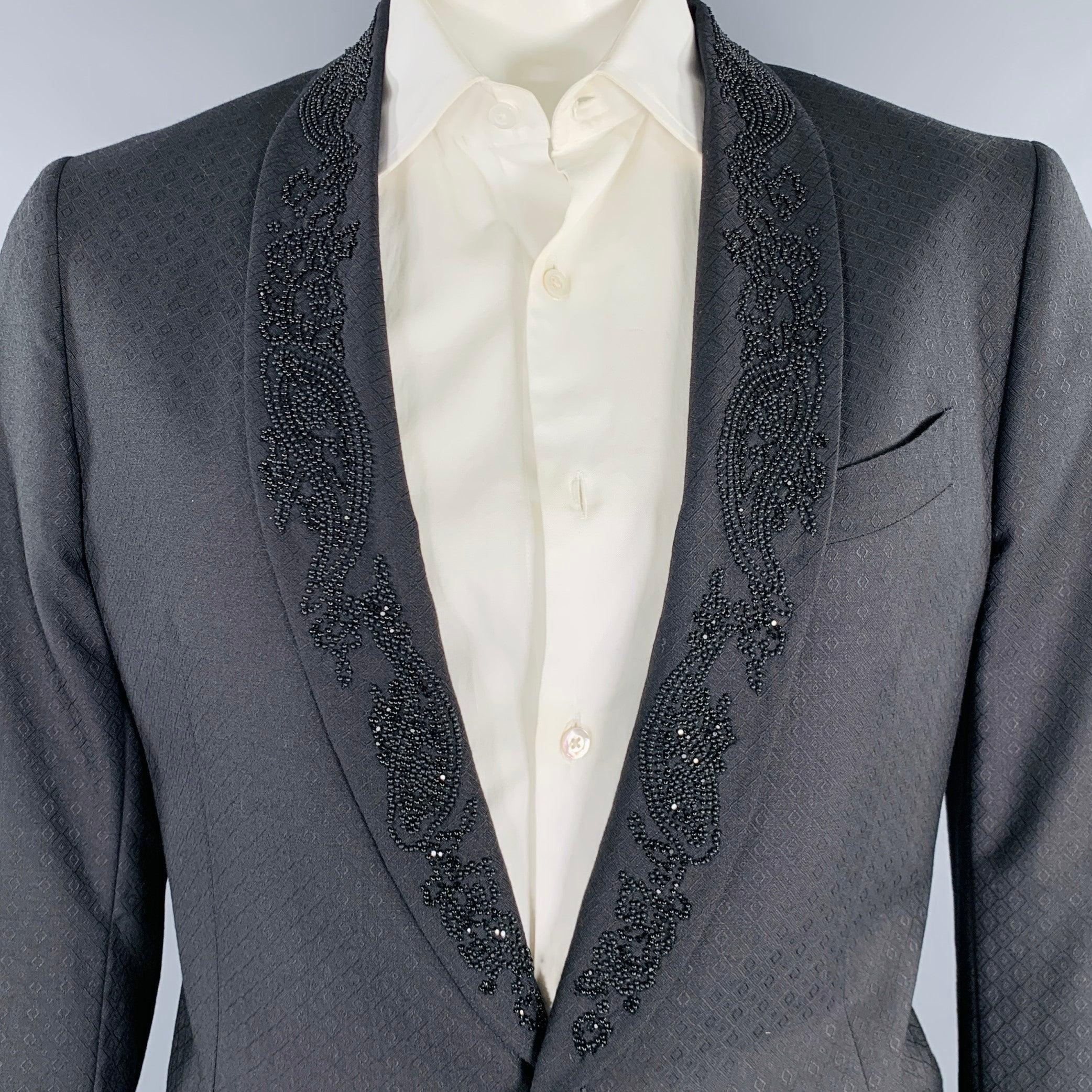 ETRO-Sportmantel
aus schwarzer Wolle mit perlenbesetztem Schalkragen, schlitzlosem Rücken und Einzelknopfverschluss. Made in Italy Ausgezeichneter Pre-Owned Zustand. 

Markiert:   IT 54 

Abmessungen: 
 
Schultern: 17 Zoll Brustumfang: 44 Zoll