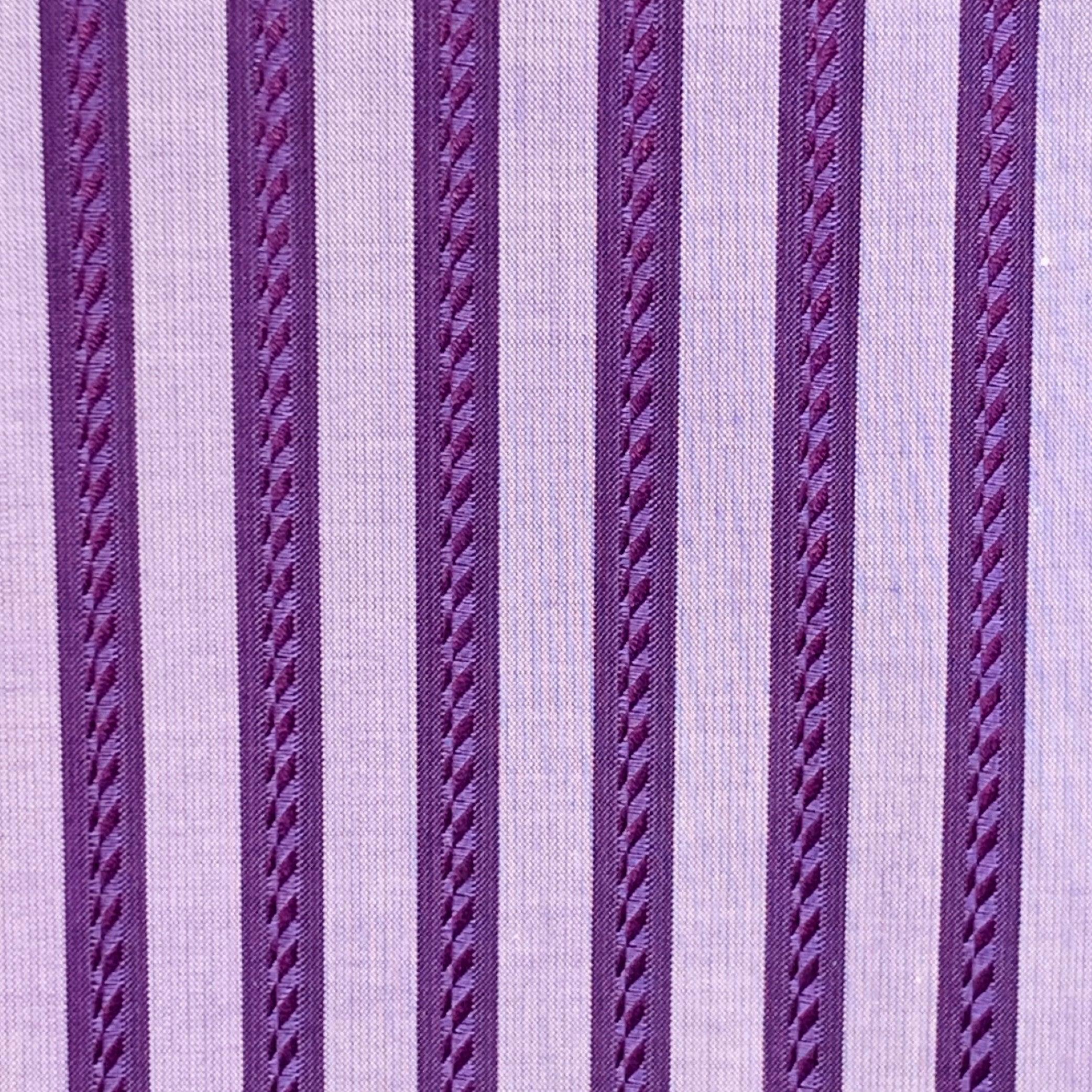 Camiseta de manga larga ETRO
en tejido de algodón lila y morado con estampado de rayas, cuello abierto y cierre de botones. Fabricado en Italia.Excelente estado de conservación. 

Marcado:   44 

Medidas: 
 
Hombro 18,75 pulgadas Pecho: 49 pulgadas