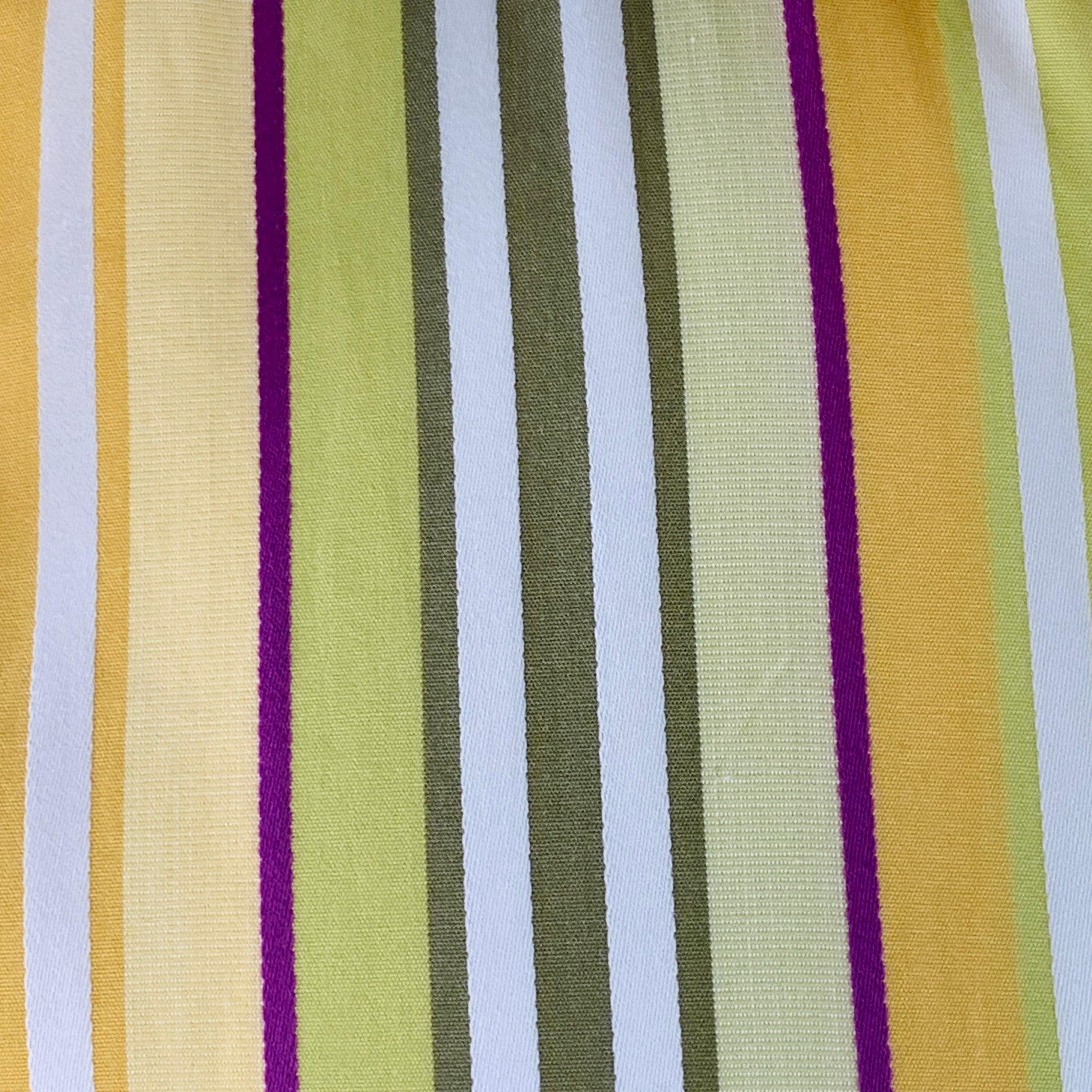 Camicia a maniche lunghe Etro
in tessuto di cotone giallo, verde e bianco con motivo a righe, colletto curvo e chiusura con bottoni. Made in Italy.Buone condizioni di usato. Molteplici segni minori. 

Contrassegnato:   44 

Misure: 
 
Spalla: 19