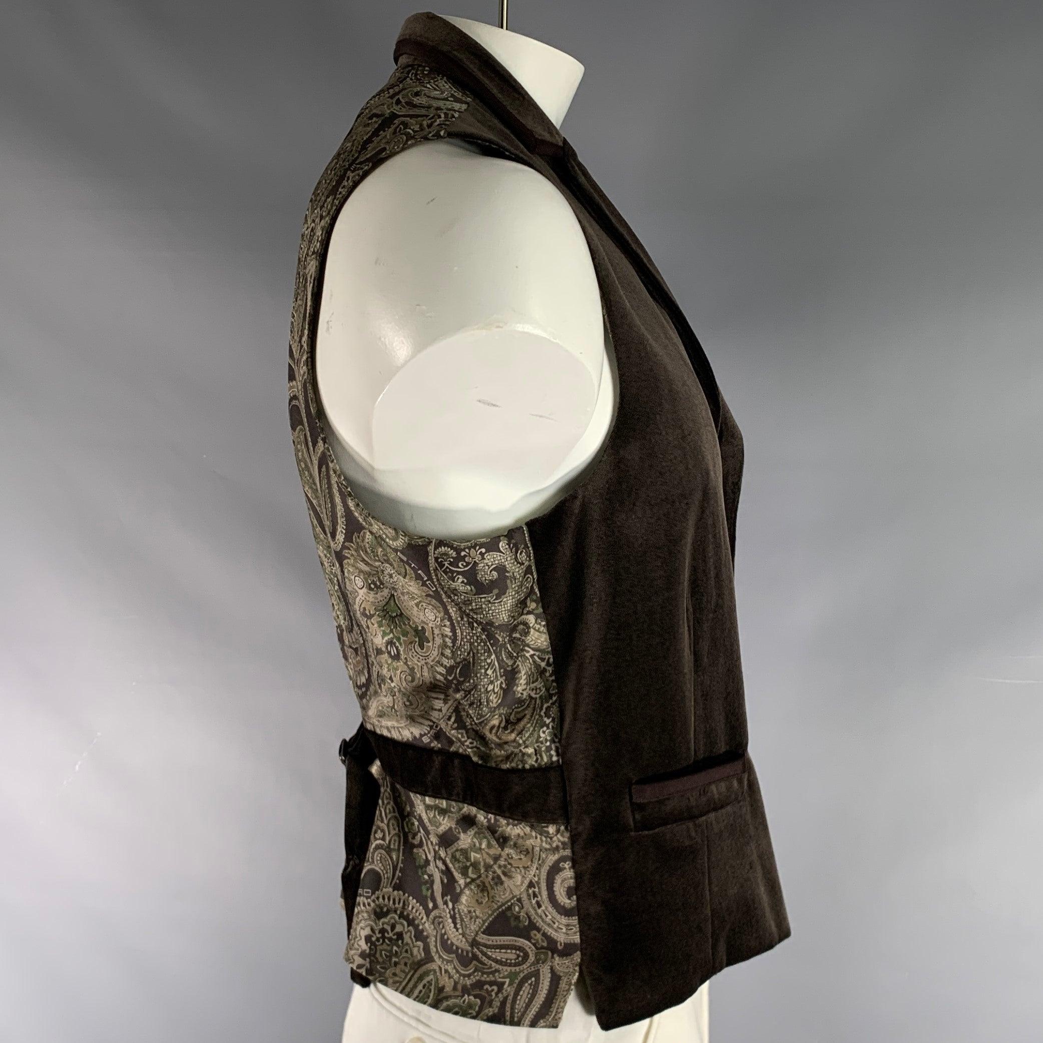 ETRO vest comes in brown velvet cotton with notch lapel, four buttons down front, two welt pockets, paisley silk back, and adjustable belt at back. Made in Italy.Excellent Pre-Owned Condition. 

Marked:   56 

Measurements: 
 
Shoulder: 14.5