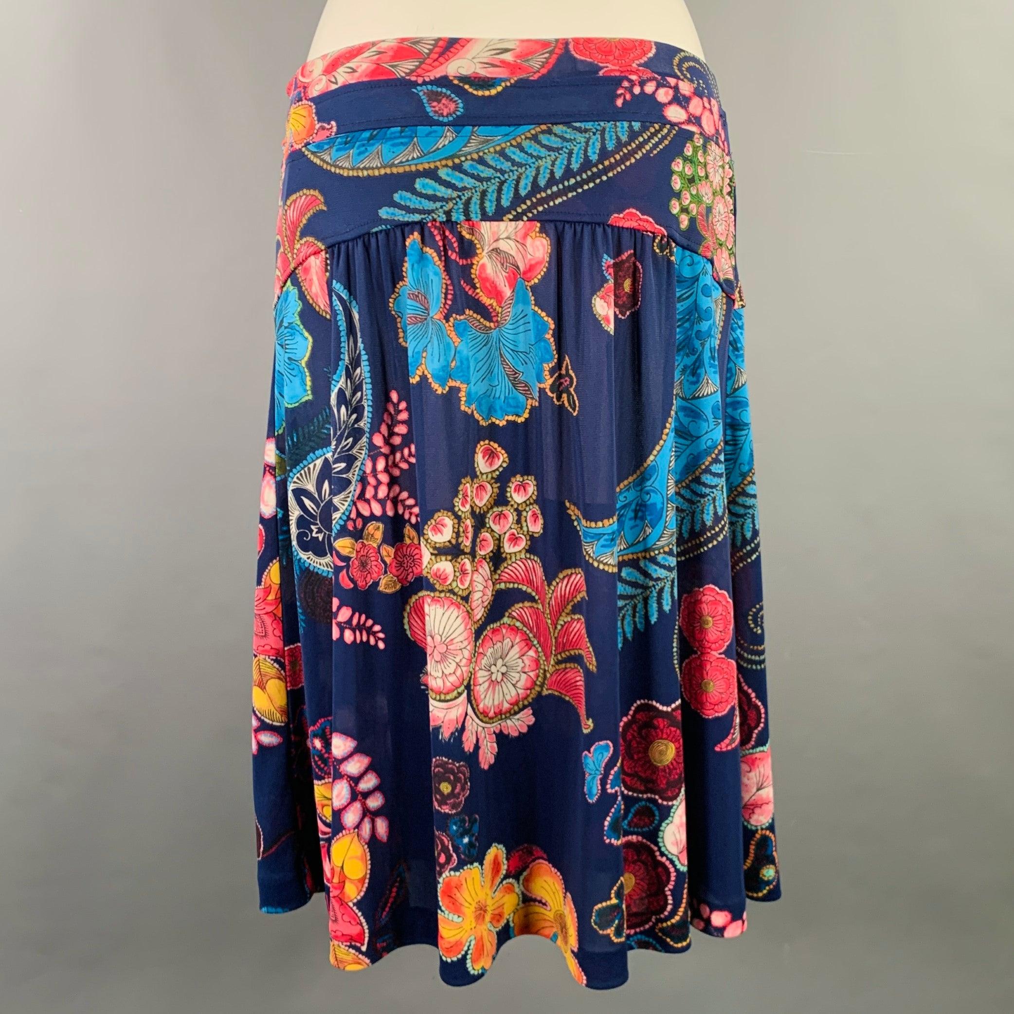 ETRO
Rock aus marineblauem und mehrfarbigem Polyestergewebe mit Blumendruck, Plissee auf der Vorderseite und elastischem Bund. Made in Italy Ausgezeichneter Pre-Owned Zustand. 

Markiert:   IT 42 

Abmessungen: 
  Taille: 28 - 32 Zoll Hüfte: 40 Zoll