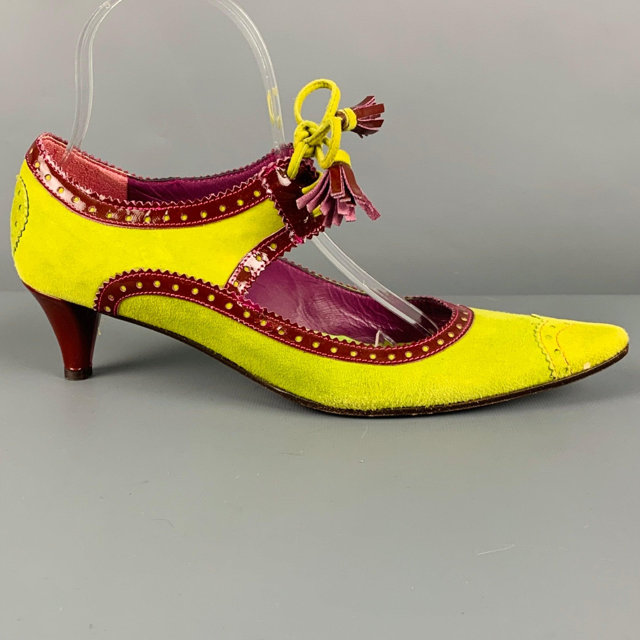 ETRO pumps
in a
green suede fabric featuring a perforated style, burgundy patent leather trim, kitten heel, pointed toe, and lace-up tassel closure. Made in Italy.Very Good Pre-Owned Condition. Moderate signs of wear. 

Marked:   9617 37.5
