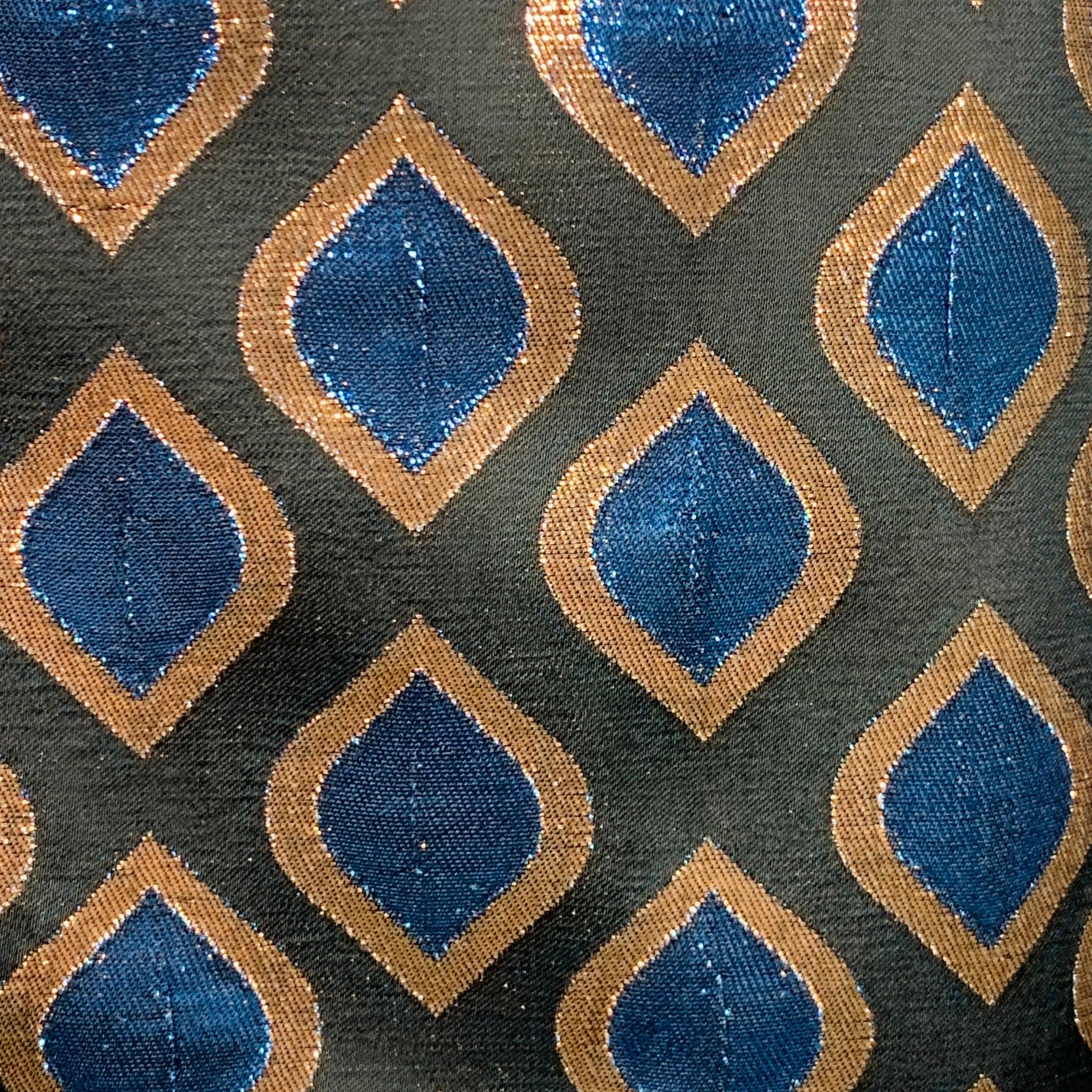 ETRO Blazer
aus einer schwarz-blauen Viskose-Metallic-Mischung mit geometrischem Muster, Satin-Revers, Rückenschlitz und Einzelknopfverschluss. Ausgezeichneter Pre-Owned Zustand. 

Markiert:   IT 44 

Abmessungen: 
 
Schultern: 15,5 Zoll Büste: 36