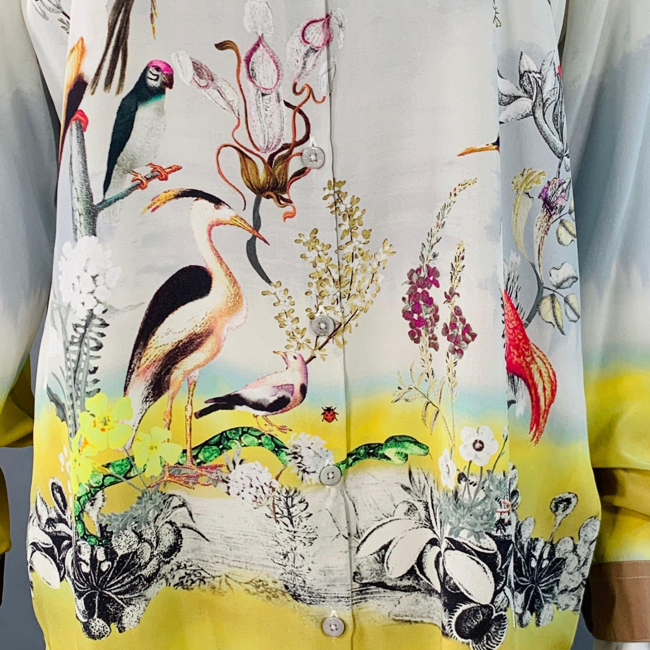 ETRO Bluse
aus blauer und mehrfarbiger Seide mit Vogel- und Faunadruck, beigefarbenem Kontrastbesatz und Knopfverschluss. Made in Italy Ausgezeichneter Pre-Owned Zustand. 

Markiert:   IT 44 

Abmessungen: 
 
Schultern: 16 Zoll Büste: 42 Zoll Ärmel: