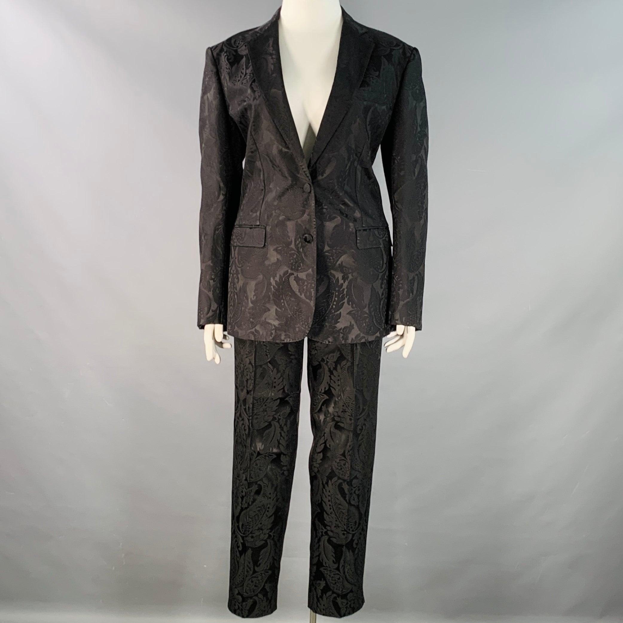 ETRO
Hosenanzug aus schwarzem Viskose-Baumwoll-Gemisch mit Jacquard-Muster, bestehend aus einer Jacke mit Revers und doppeltem Knopfverschluss und einer dazu passenden Hose mit flacher Front. Made in Italy Ausgezeichneter Pre-Owned Zustand.