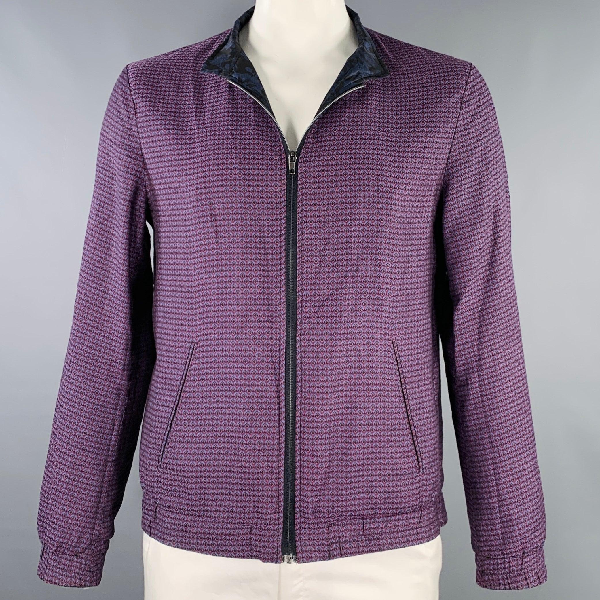 Veste ETRO
réversible en polyester à motifs floraux bleus et noirs d'un côté, et en coton à motifs géométriques multicolores de l'autre, avec poches fendues et fermeture à glissière. Fabriqué en Italie. Excellent état. 

Marqué :   L 

Mesures : 
