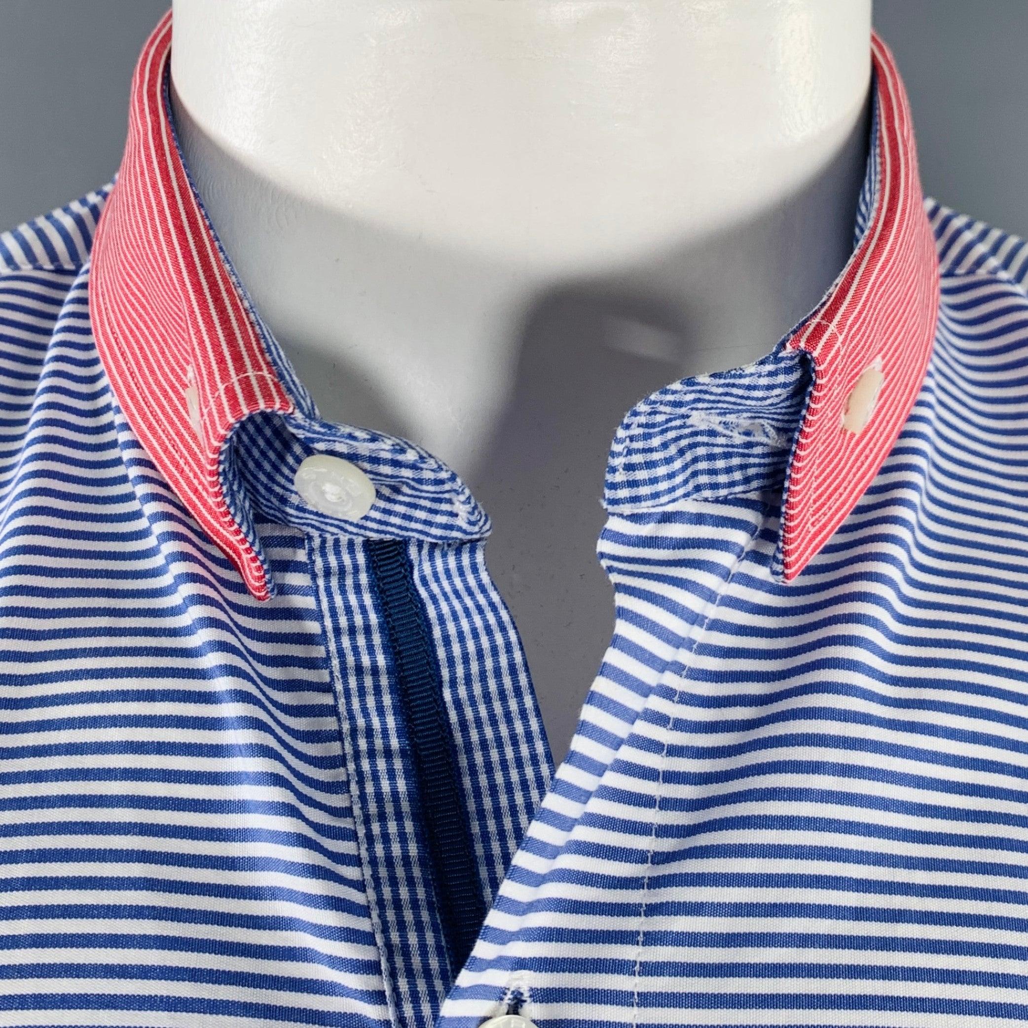 Camiseta de manga larga ETRO
en tejido azul y blanco (tacto de algodón) con estampado de rayas, cuello y puños abotonados en rojo a contraste y cierre de botones. Fabricado en Italia.Excelente estado de conservación. Tejido y etiquetas de cuidado