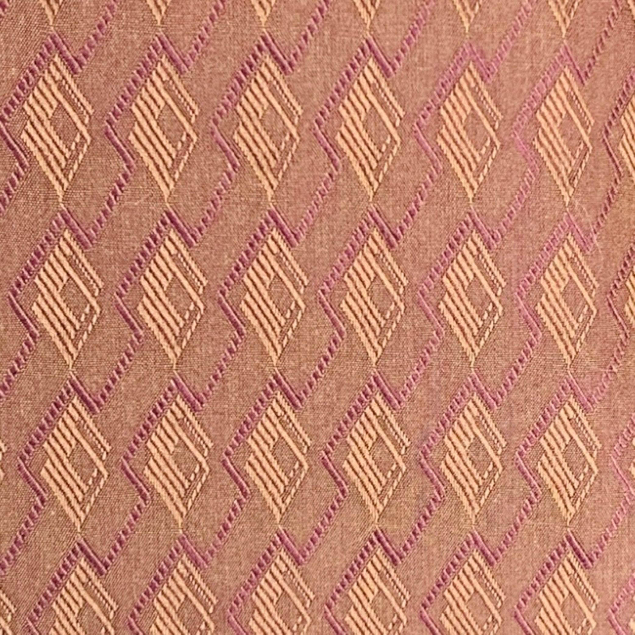 ETRO
Langarmhemd aus braunem und violettem Baumwollgewebe mit geometrischem Jacquard-Muster, breitem Kragen und Knopfverschluss. Made in Italy Ausgezeichneter Pre-Owned Zustand. 

Markiert:   43 

Abmessungen: 
 
Schultern: 18 Zoll Brust: 43 Zoll
